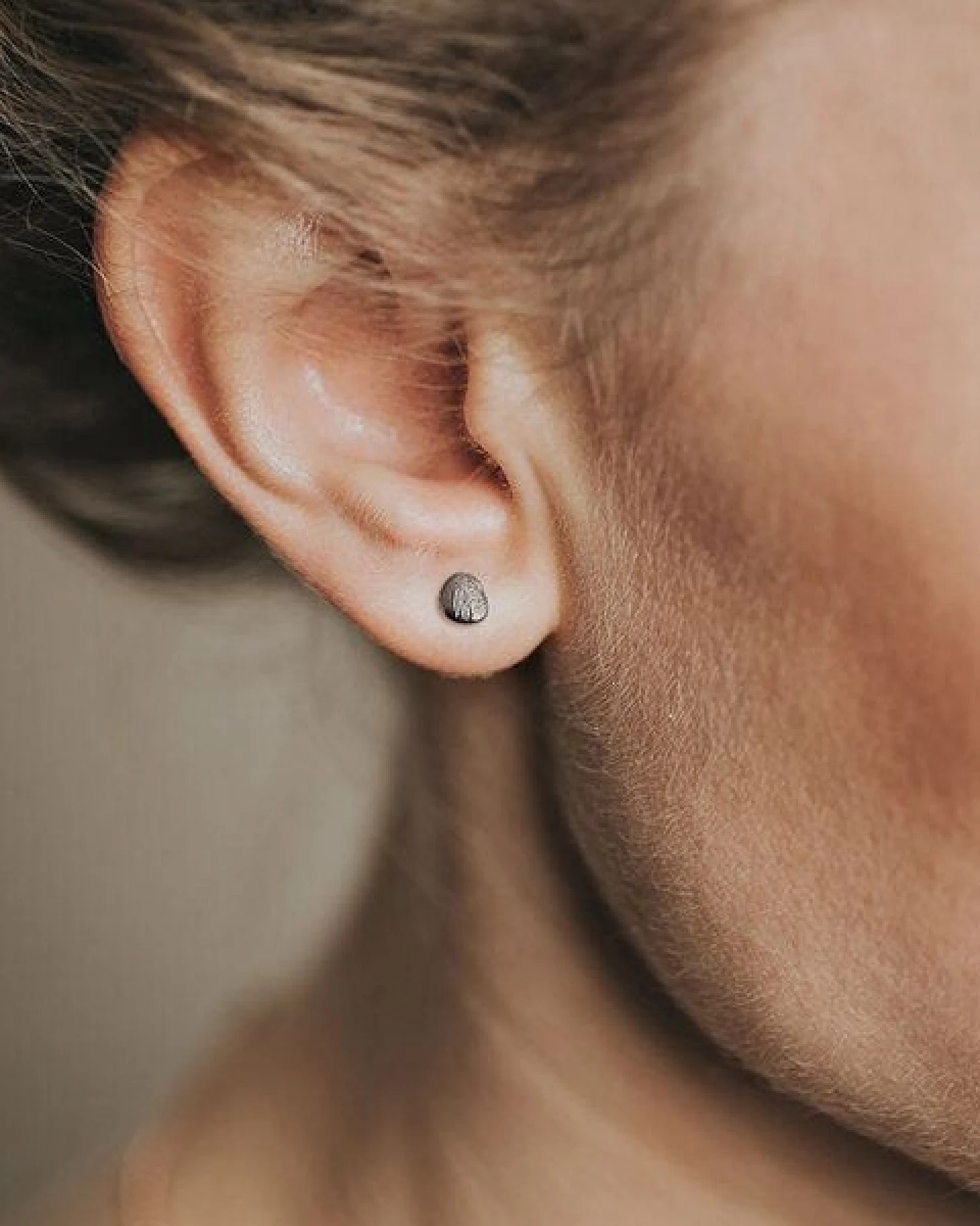 ChristinaPauls Slow jewellery Amia Ohrstecker, rund in Silber oder Schwarz – Ansicht 2