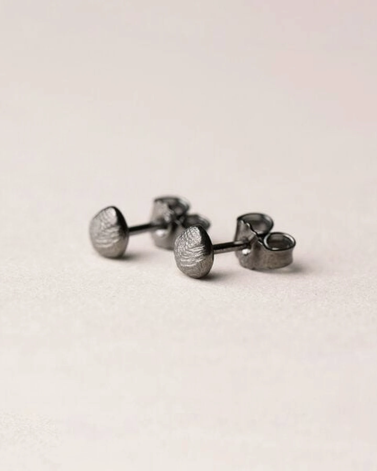 ChristinaPauls Slow jewellery Amia Ohrstecker, rund in Silber oder Schwarz – Ansicht 3