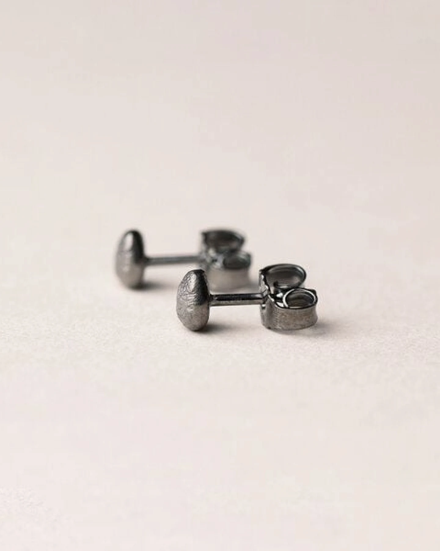 ChristinaPauls Slow jewellery Amia Ohrstecker, rund in Silber oder Schwarz – Ansicht 4