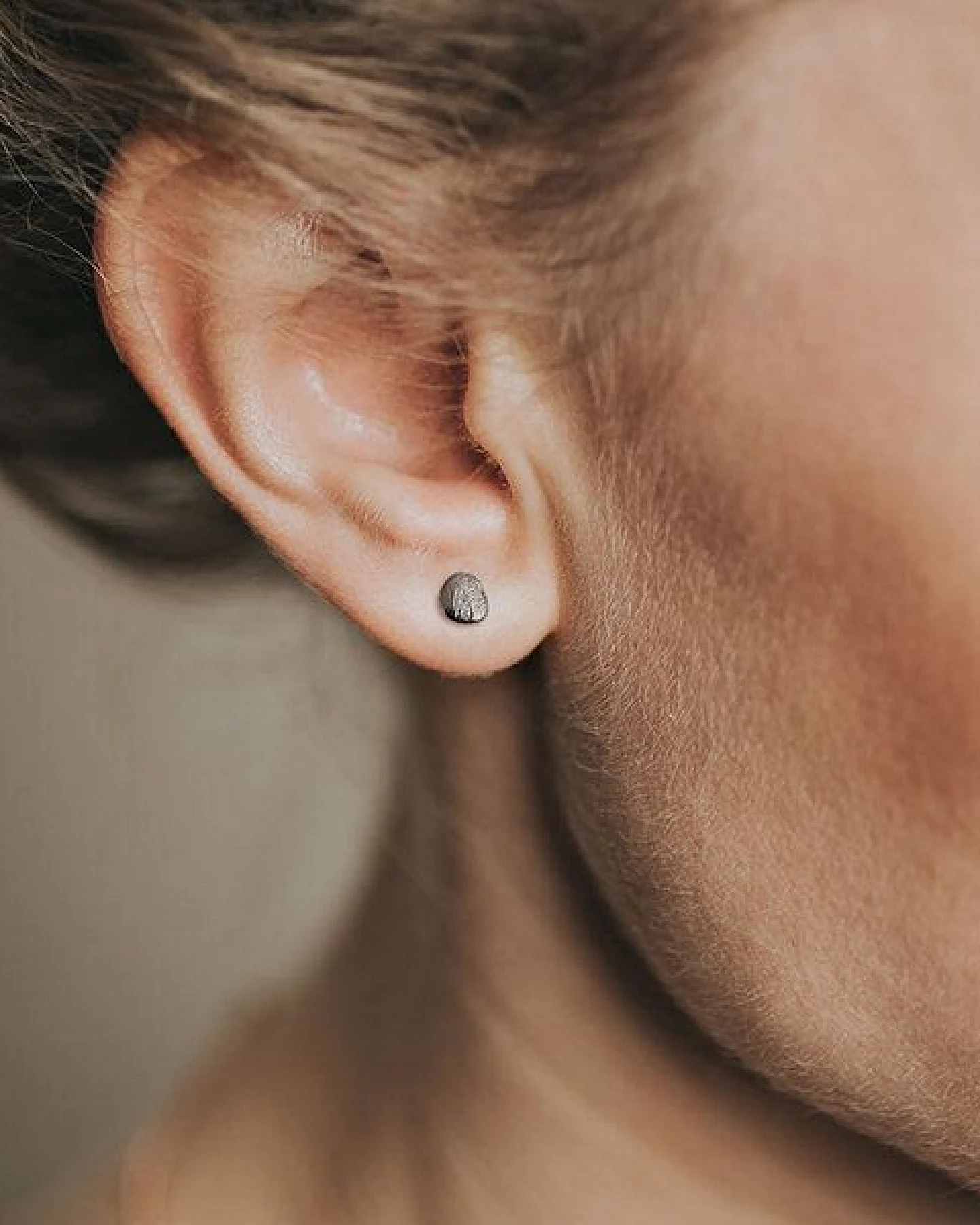 ChristinaPauls Slow jewellery Amia Ohrstecker, rund in Silber oder Schwarz – Ansicht 2