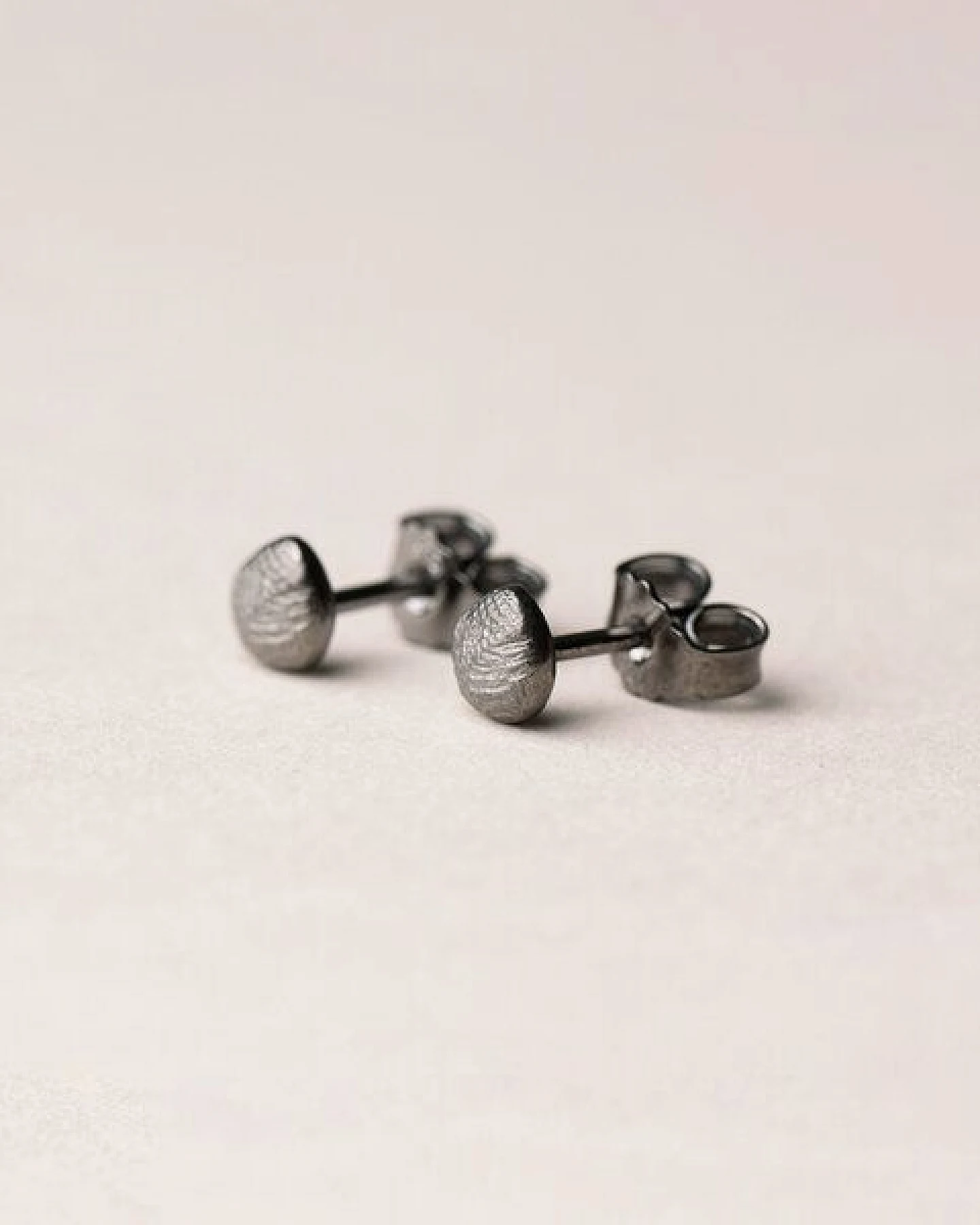 ChristinaPauls Slow jewellery Amia Ohrstecker, rund in Silber oder Schwarz – Ansicht 3