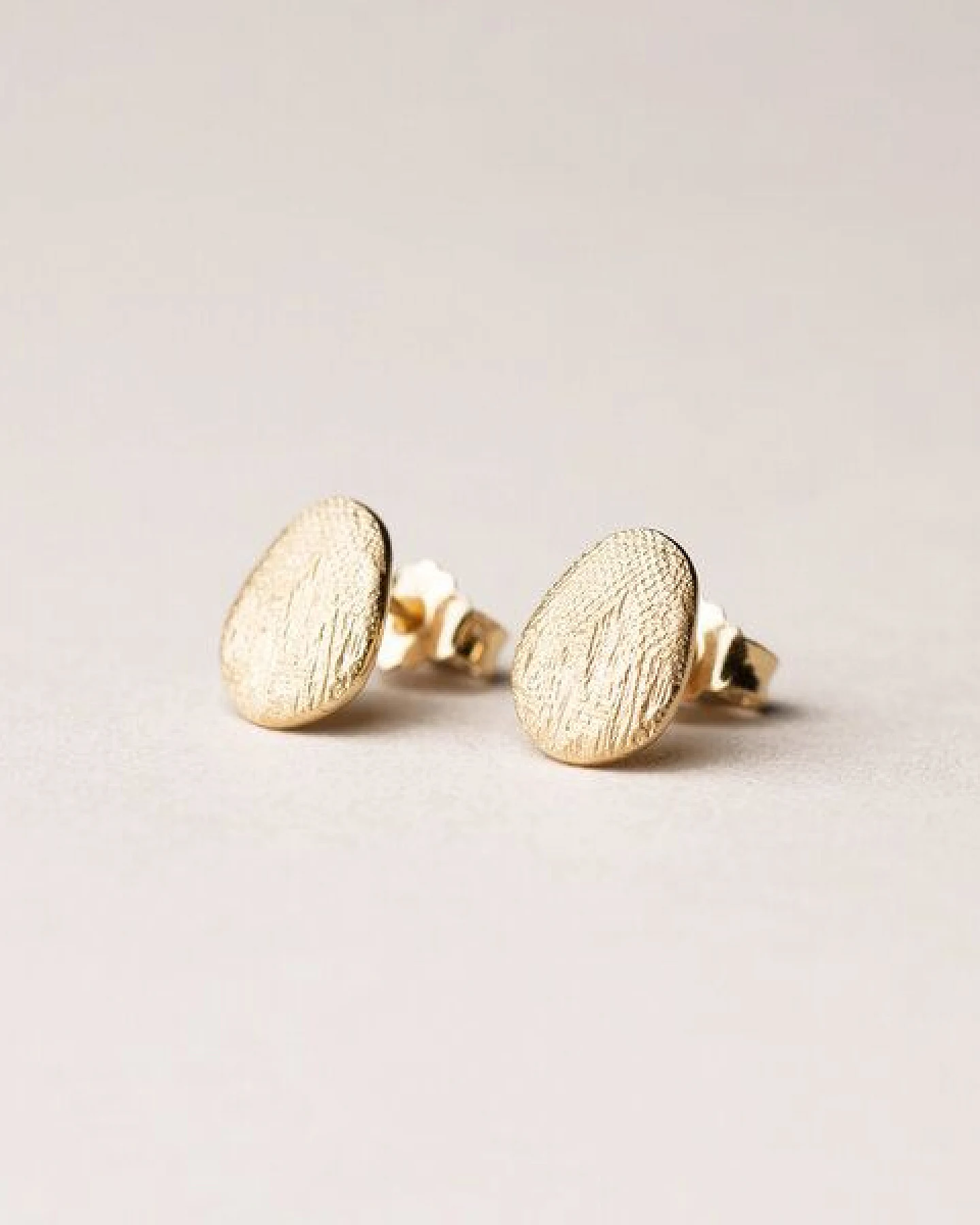 ChristinaPauls Slow jewellery Amia Ohrstecker, oval in Gold oder Rosegold – Ansicht 2