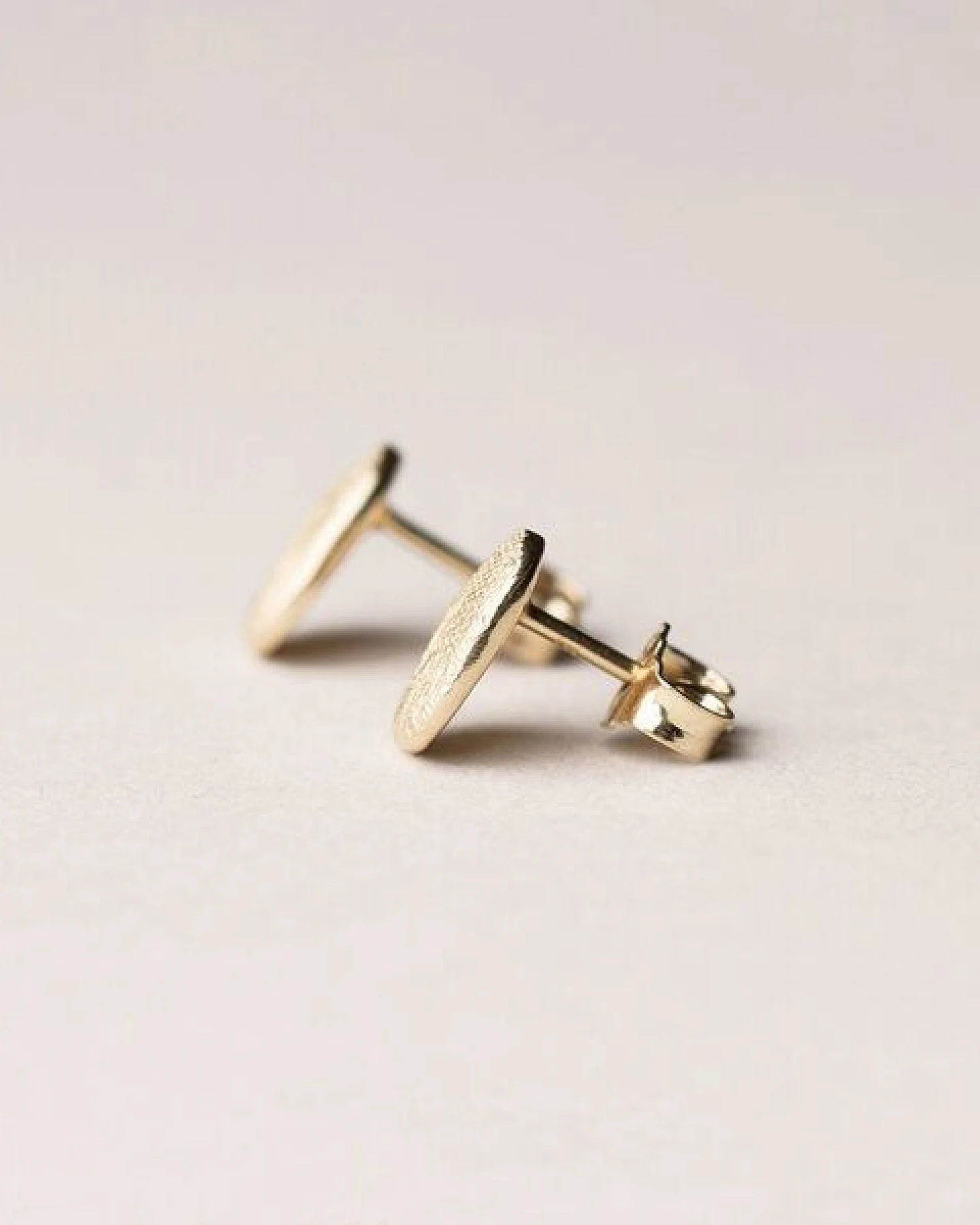 ChristinaPauls Slow jewellery Amia Ohrstecker, oval in Gold oder Rosegold – Ansicht 3