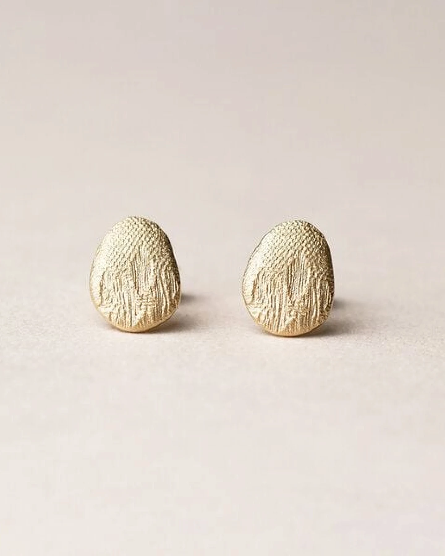 ChristinaPauls Slow jewellery Amia Ohrstecker, oval in Gold oder Rosegold – Ansicht 4