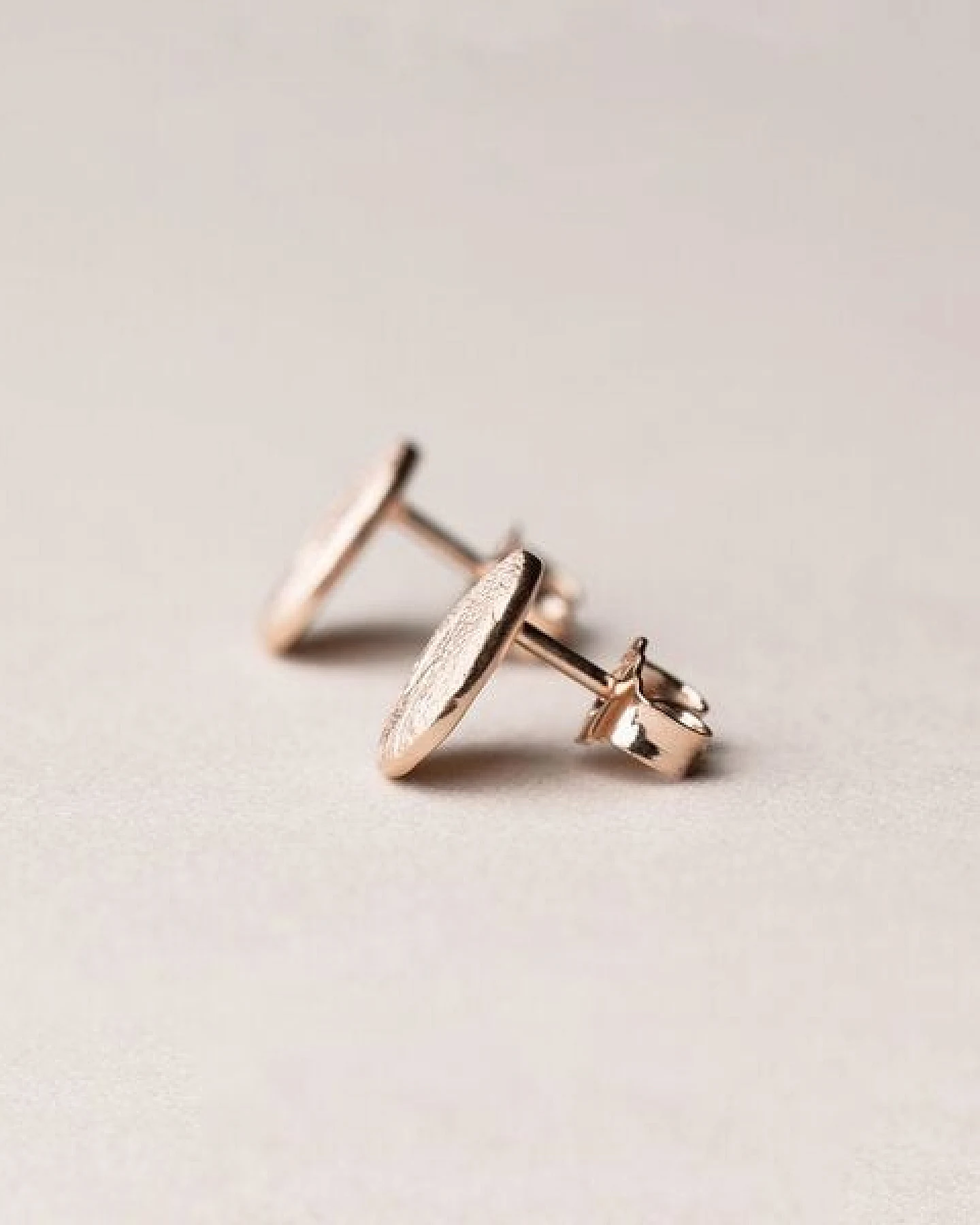ChristinaPauls Slow jewellery Amia Ohrstecker, oval in Gold oder Rosegold – Ansicht 3