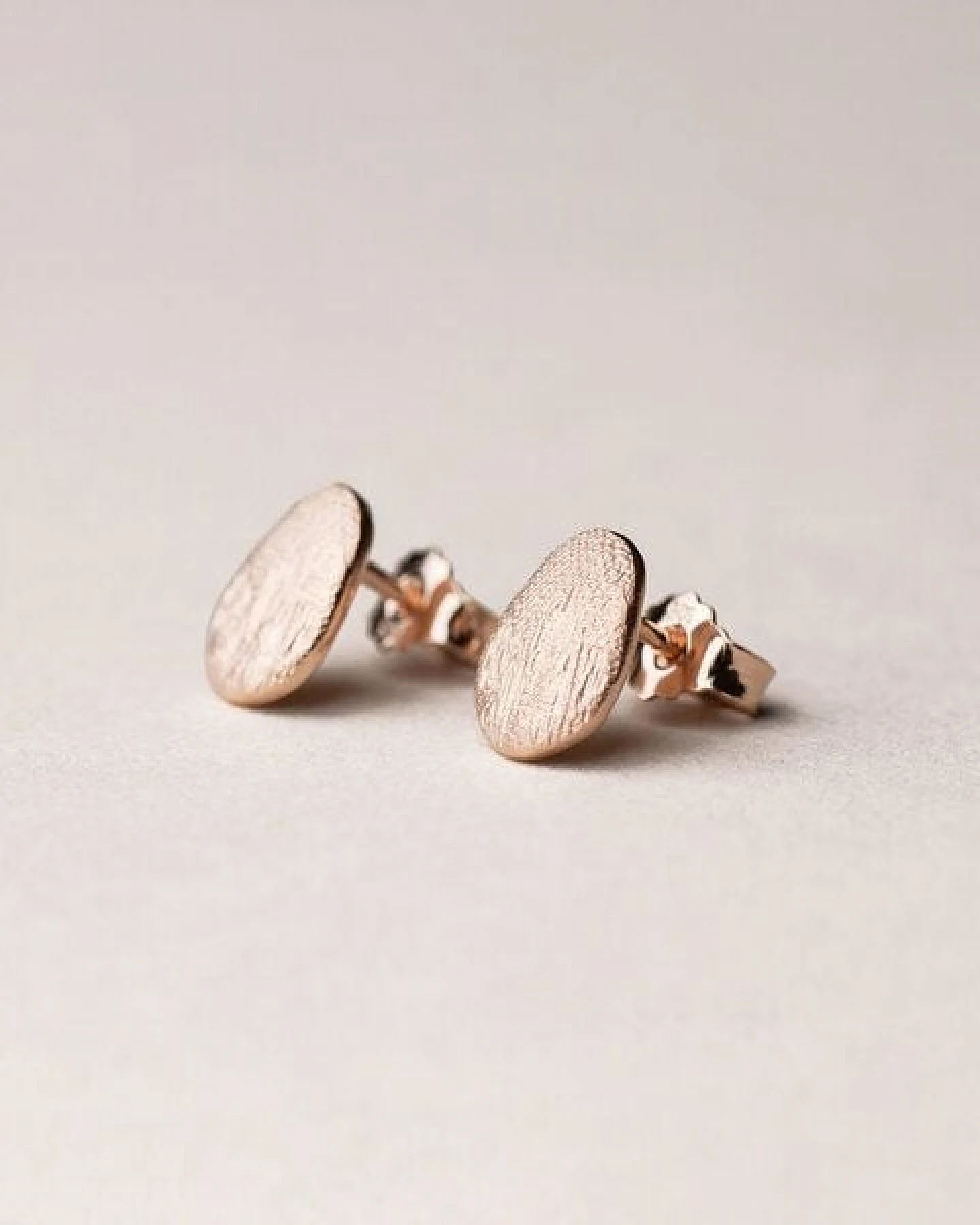 ChristinaPauls Slow jewellery Amia Ohrstecker, oval in Gold oder Rosegold – Ansicht 4