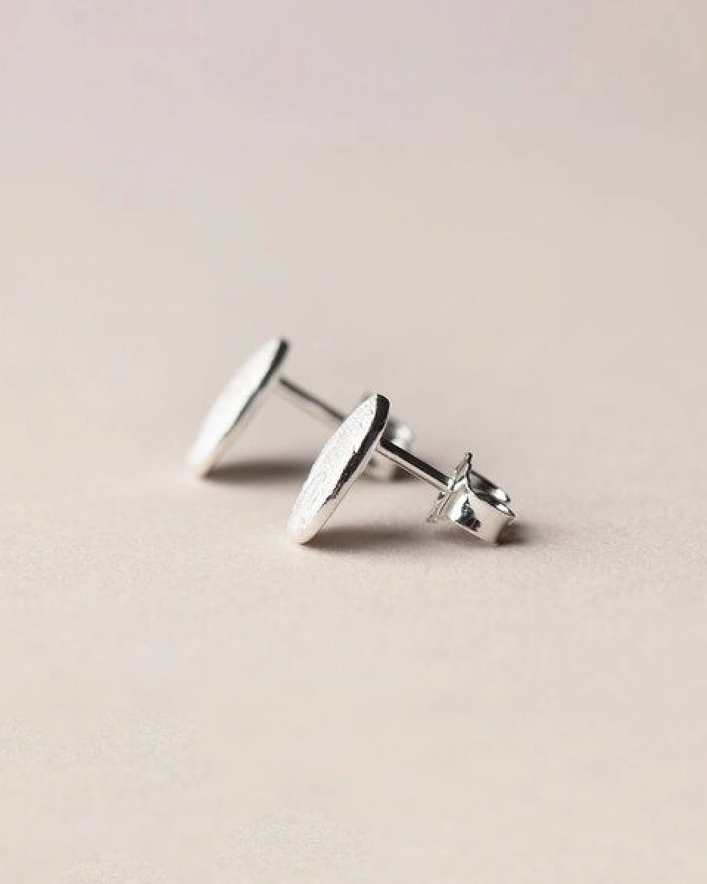 ChristinaPauls Slow jewellery Amia Ohrstecker, oval in Silber oder Schwarz – Ansicht 3
