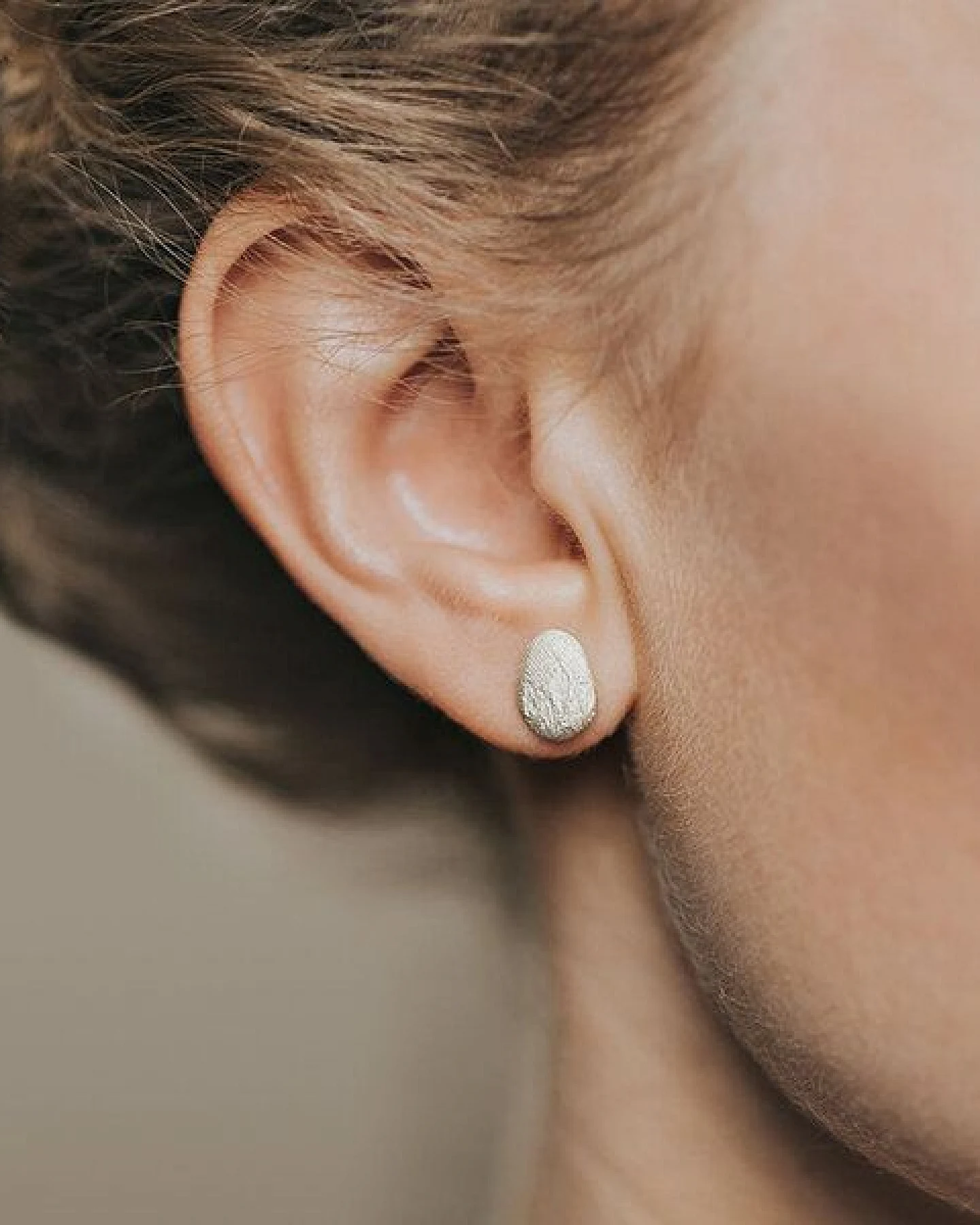 ChristinaPauls Slow jewellery Amia Ohrstecker, oval in Silber oder Schwarz – Ansicht 2