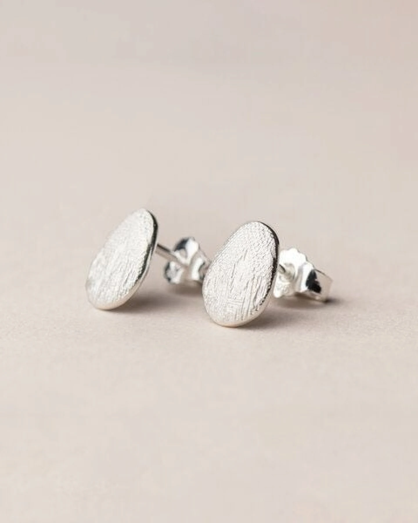 ChristinaPauls Slow jewellery Amia Ohrstecker, oval in Silber oder Schwarz – Ansicht 4
