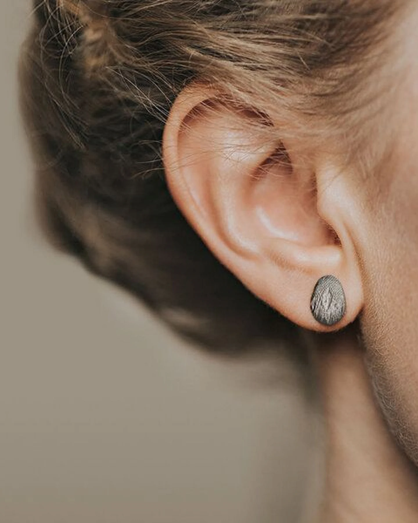 ChristinaPauls Slow jewellery Amia Ohrstecker, oval in Silber oder Schwarz – Ansicht 2