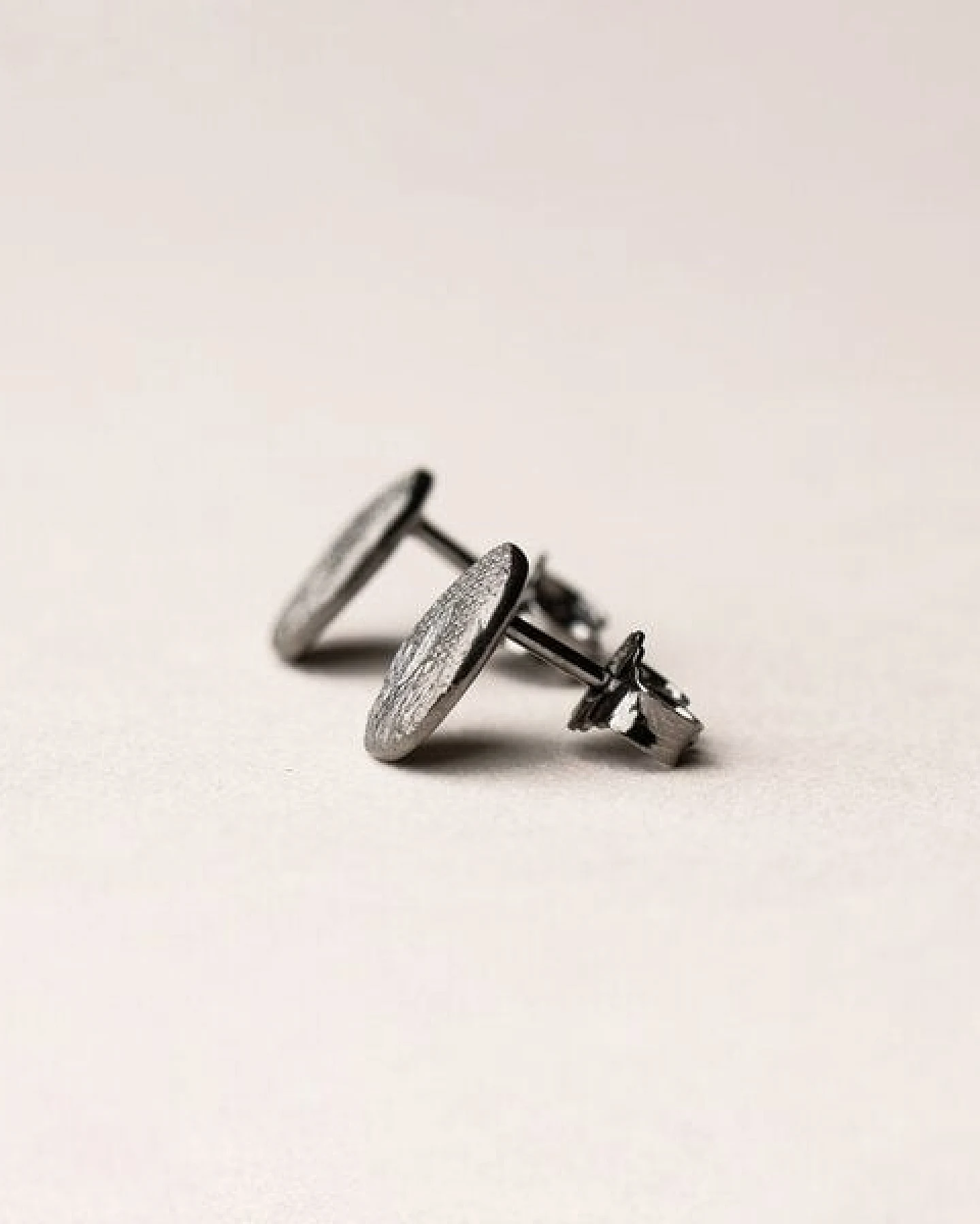 ChristinaPauls Slow jewellery Amia Ohrstecker, oval in Silber oder Schwarz – Ansicht 3