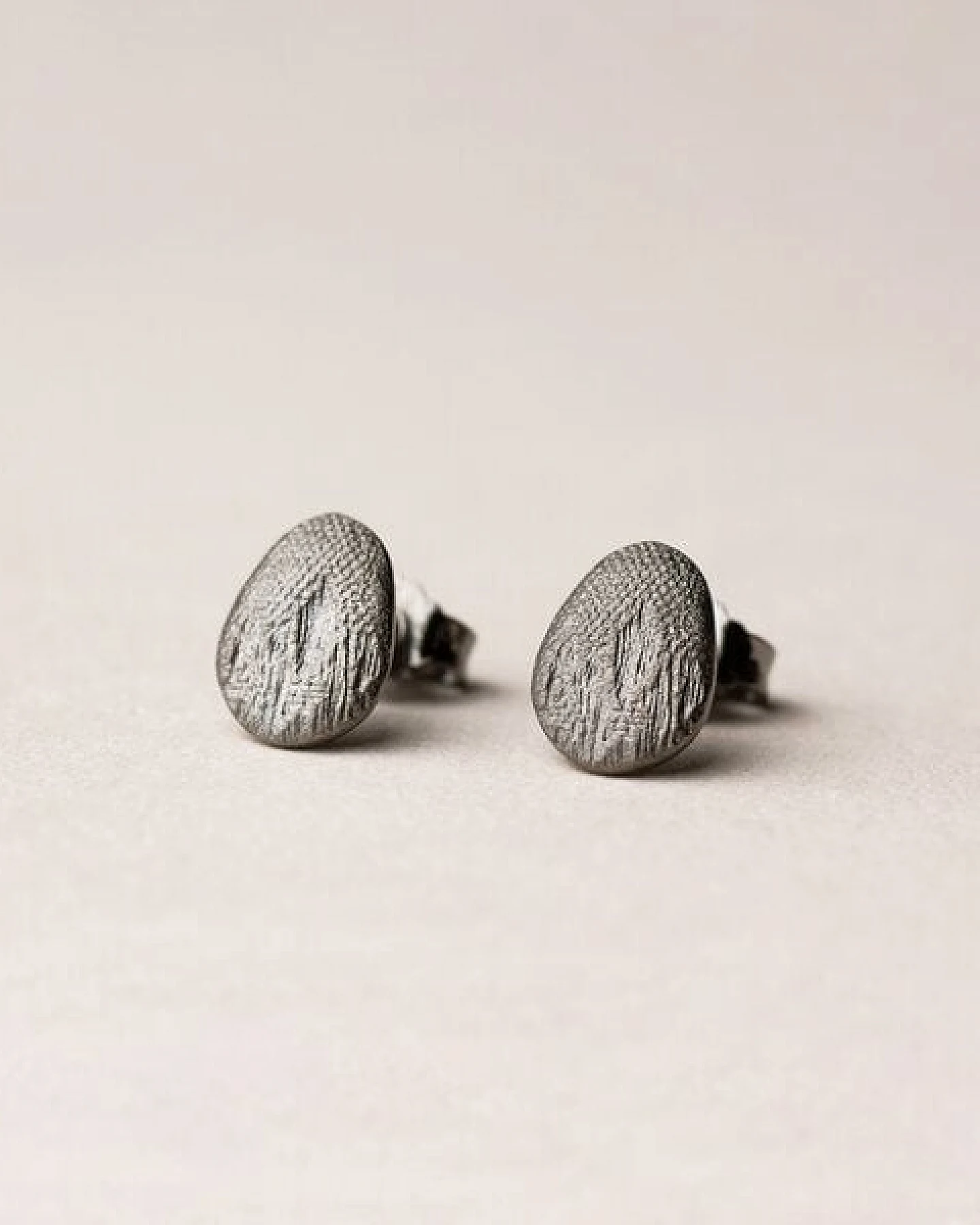 ChristinaPauls Slow jewellery Amia Ohrstecker, oval in Silber oder Schwarz – Ansicht 4