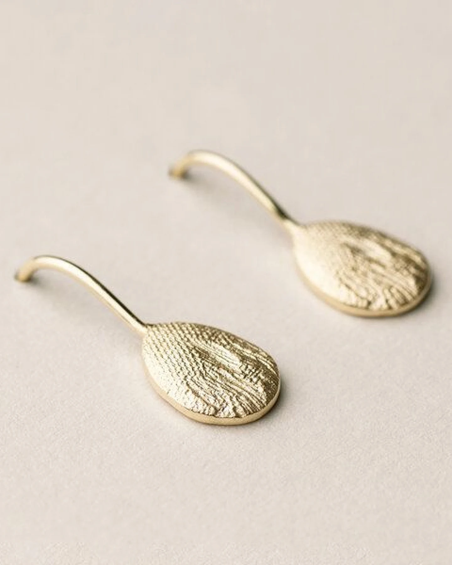 ChristinaPauls Slow jewellery Amia Ohrhänger, oval in Gold oder Rosegold – Ansicht 2