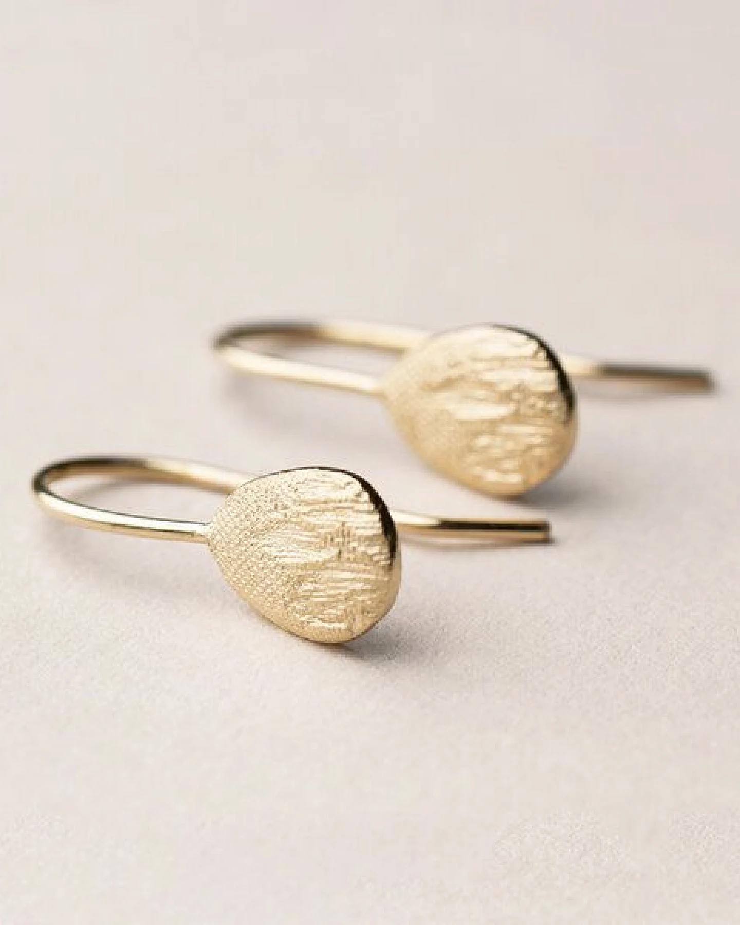 ChristinaPauls Slow jewellery Amia Ohrhänger, oval in Gold oder Rosegold – Ansicht 3