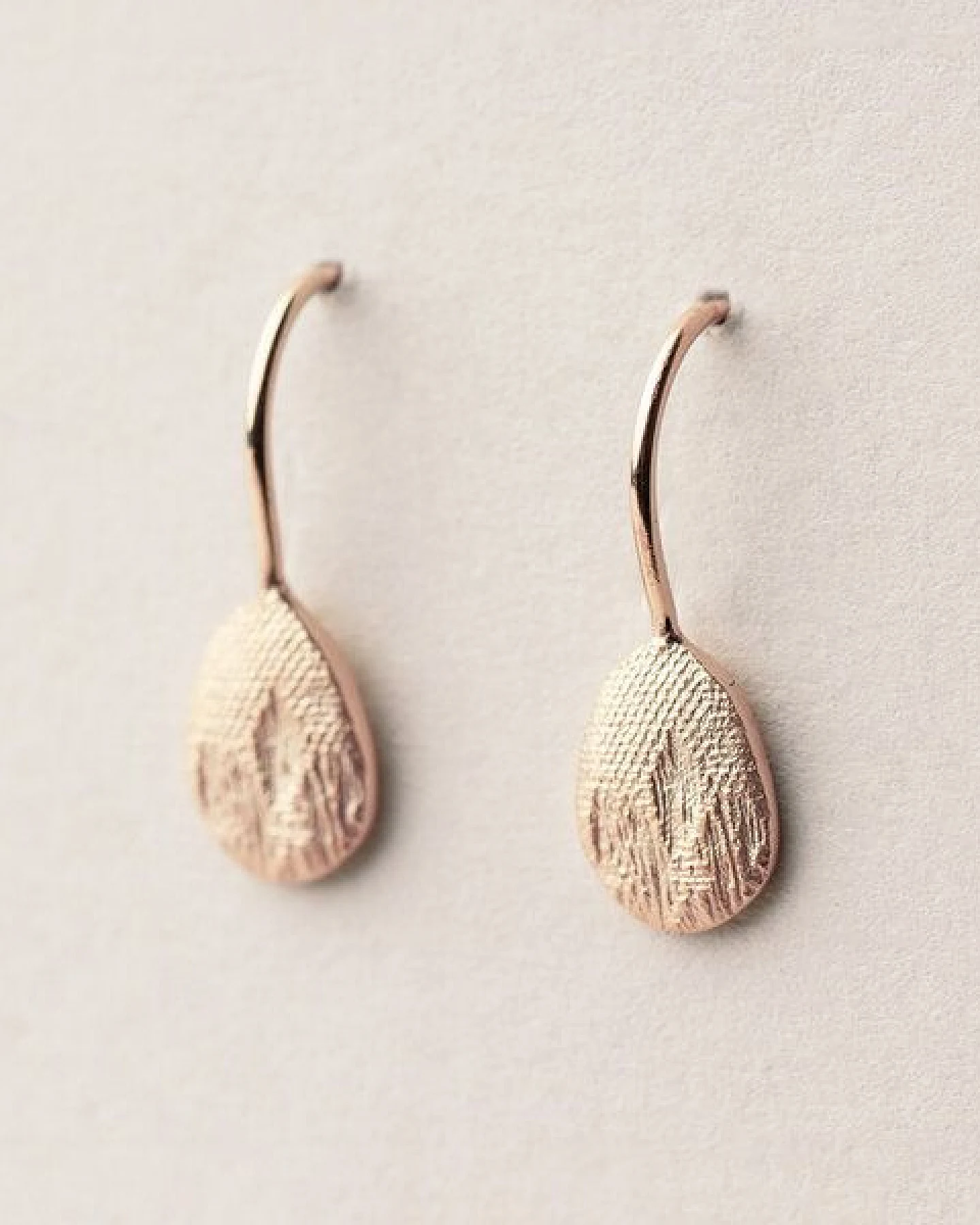 ChristinaPauls Slow jewellery Amia Ohrhänger, oval in Gold oder Rosegold – Ansicht 2