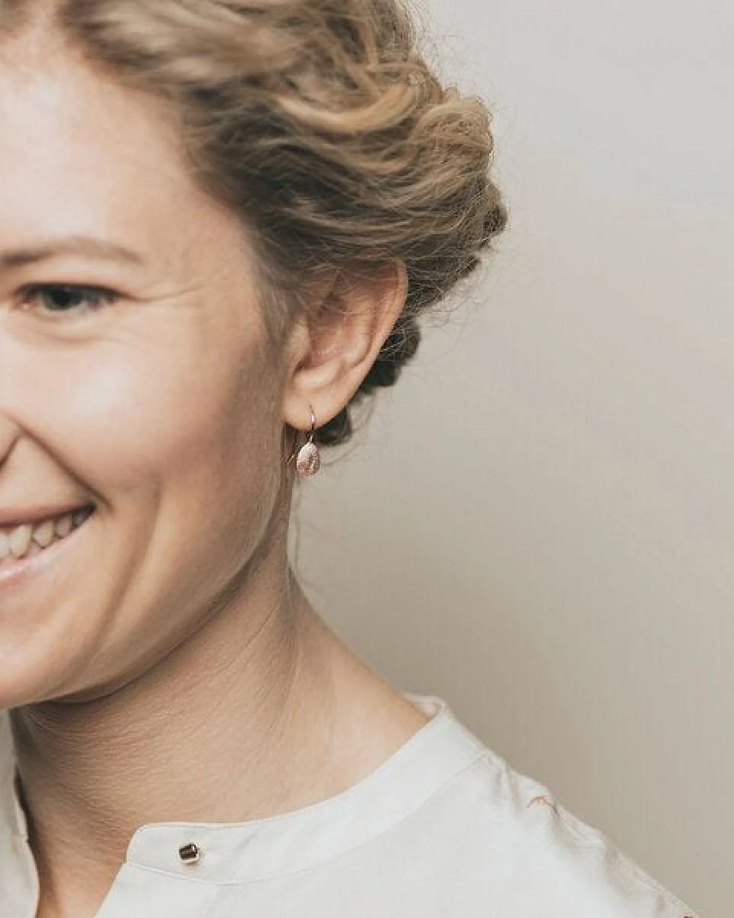 ChristinaPauls Slow jewellery Amia Ohrhänger, oval in Gold oder Rosegold – Ansicht 3