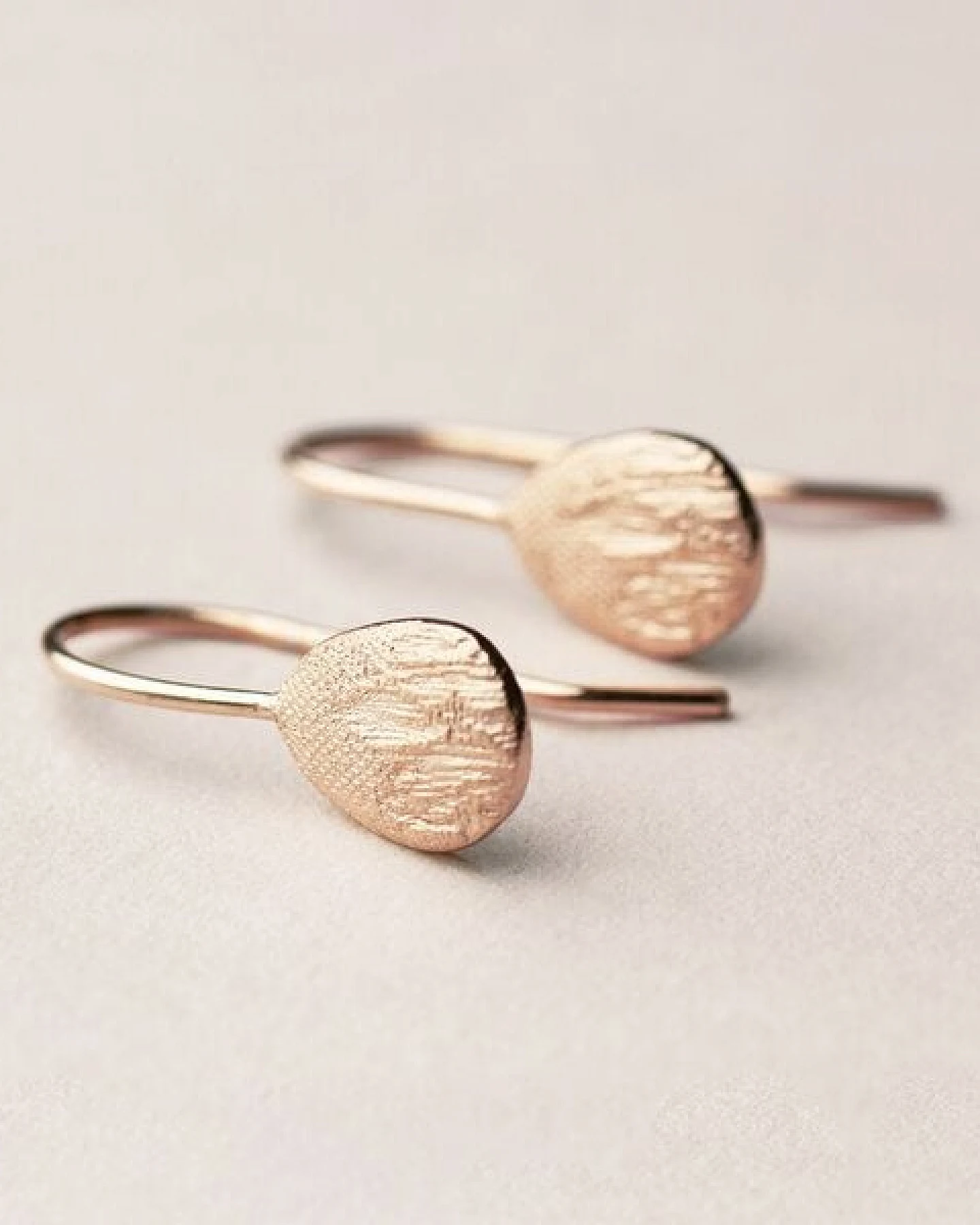 ChristinaPauls Slow jewellery Amia Ohrhänger, oval in Gold oder Rosegold – Ansicht 4