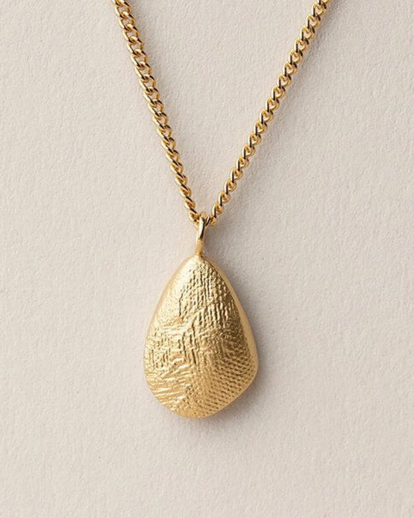 ChristinaPauls Slow jewellery Amia Tropfen Kette in Gold und Silber – Ansicht 2