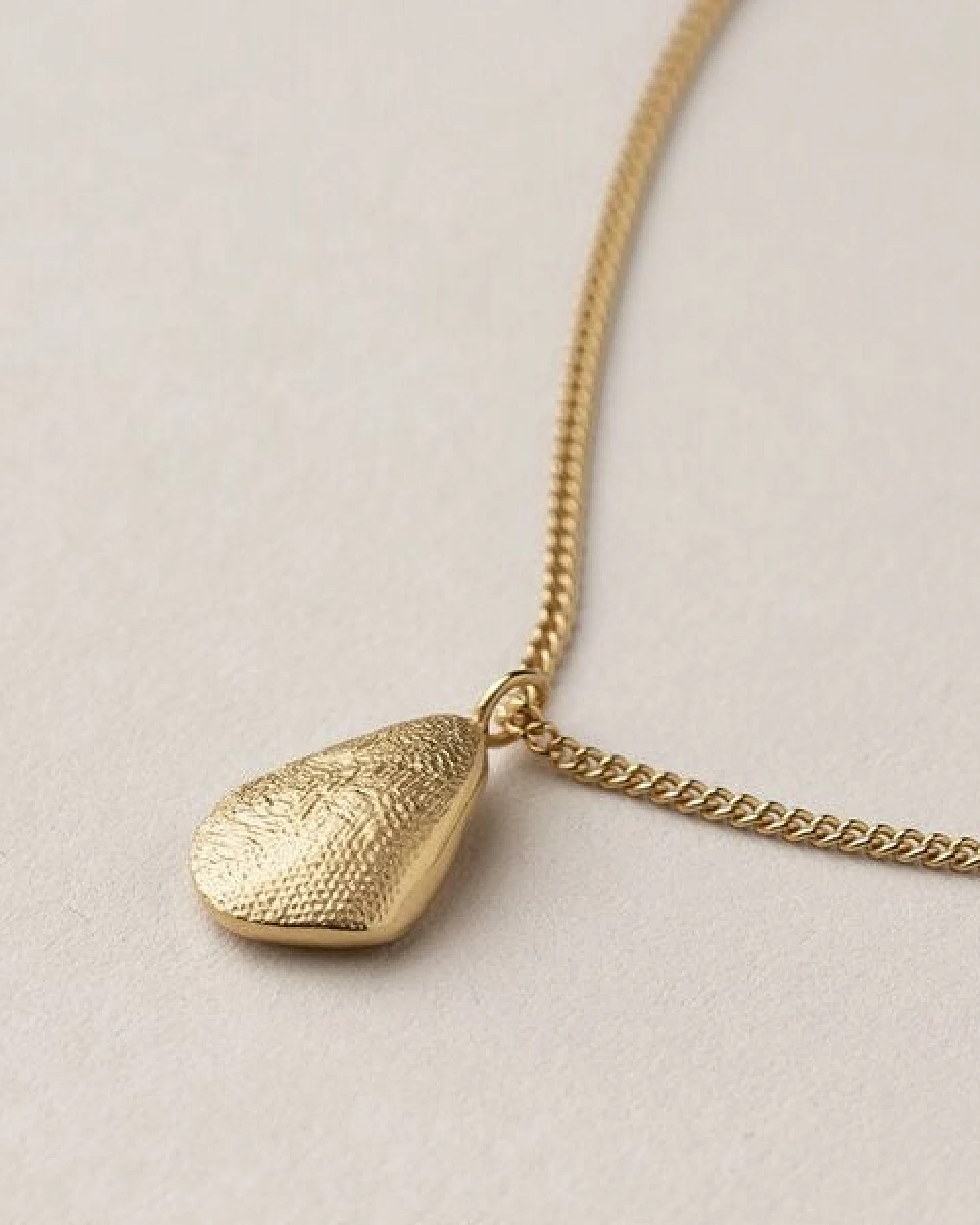 ChristinaPauls Slow jewellery Amia Tropfen Kette in Gold und Silber – Ansicht 4