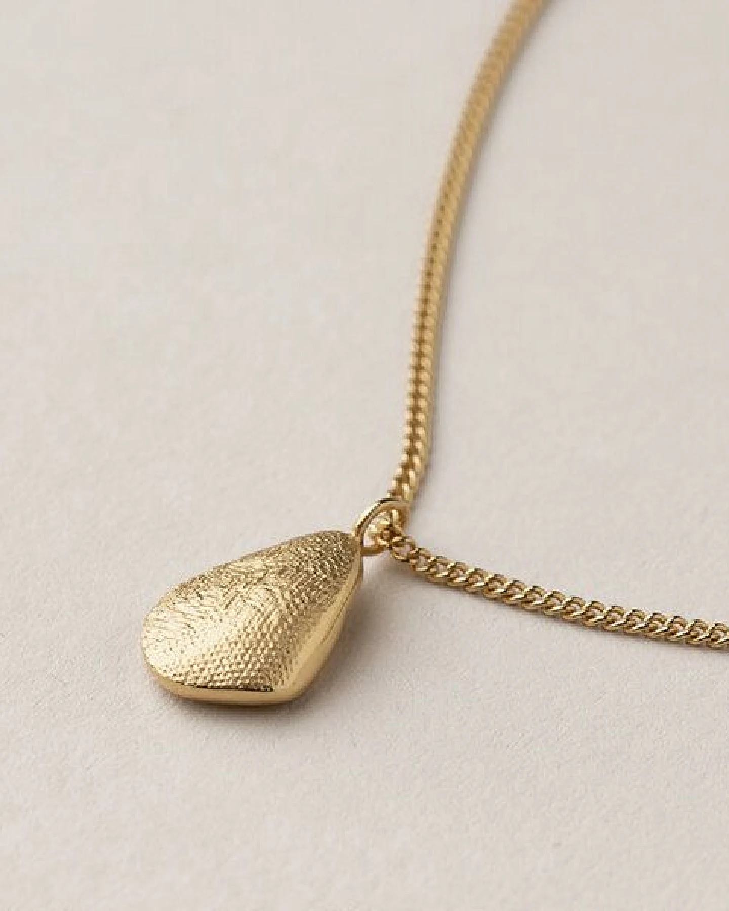 ChristinaPauls Slow jewellery Amia Tropfen Kette in Gold und Silber – Ansicht 4