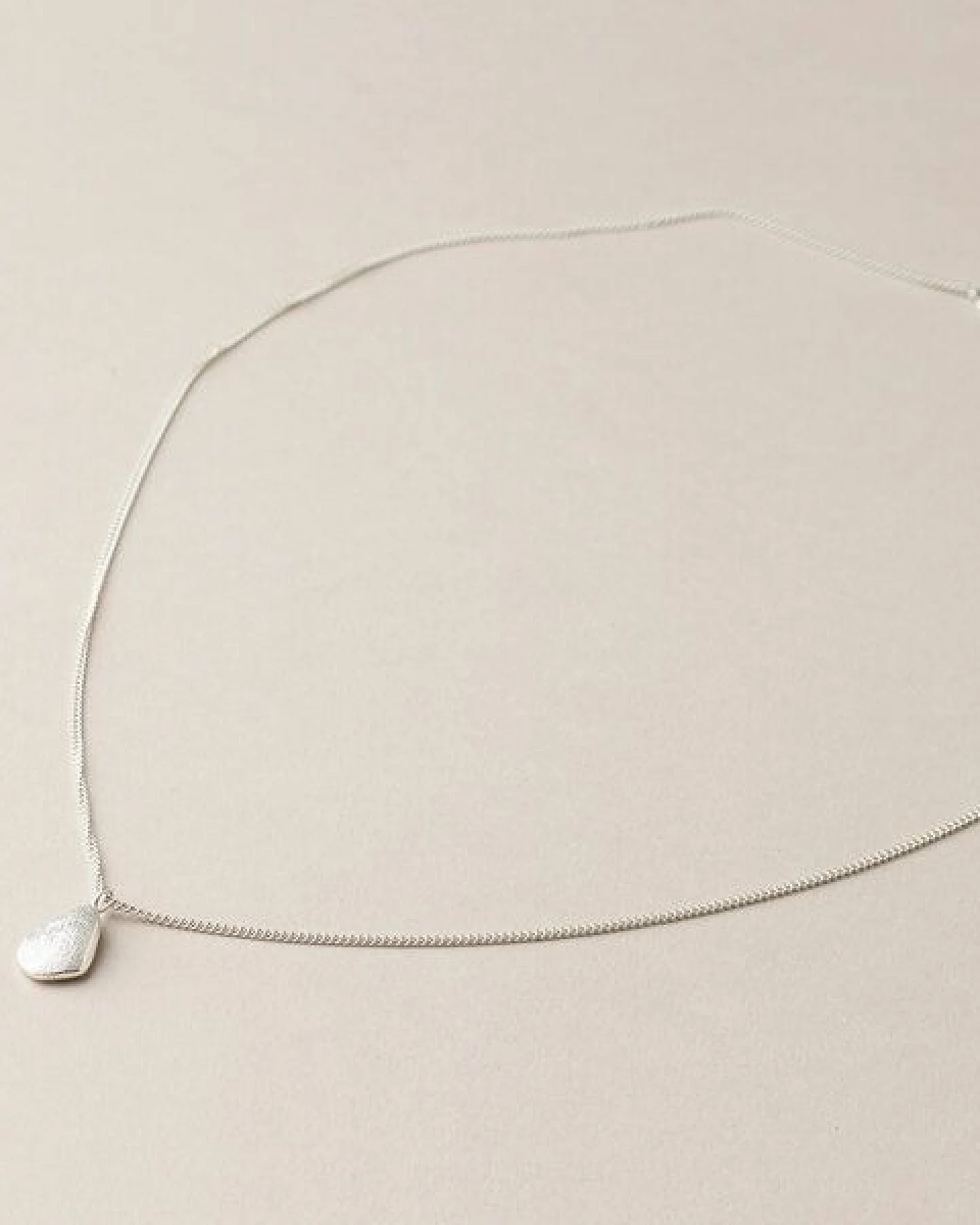ChristinaPauls Slow jewellery Amia Tropfen Kette in Gold und Silber – Ansicht 2