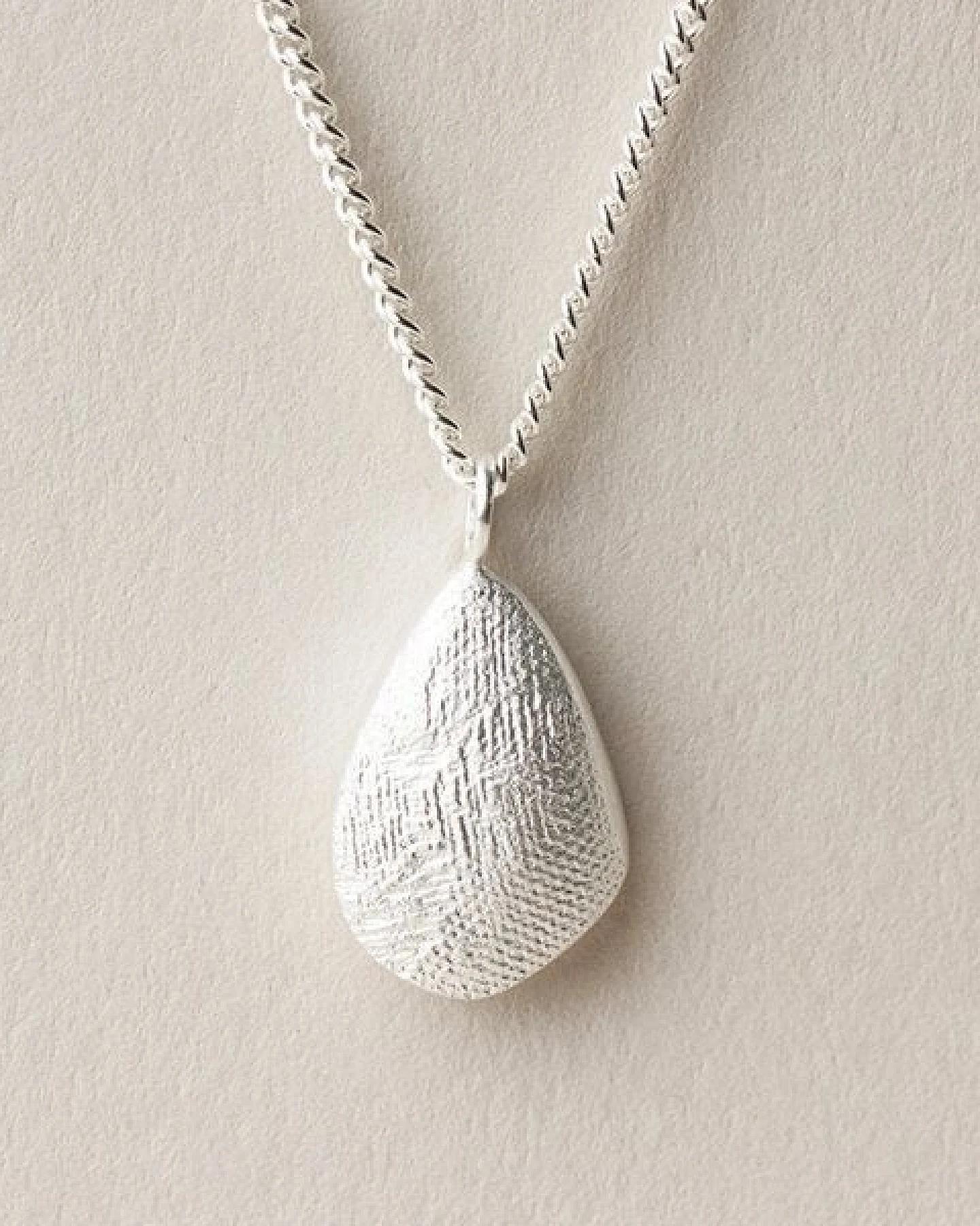 ChristinaPauls Slow jewellery Amia Tropfen Kette in Gold und Silber – Ansicht 3