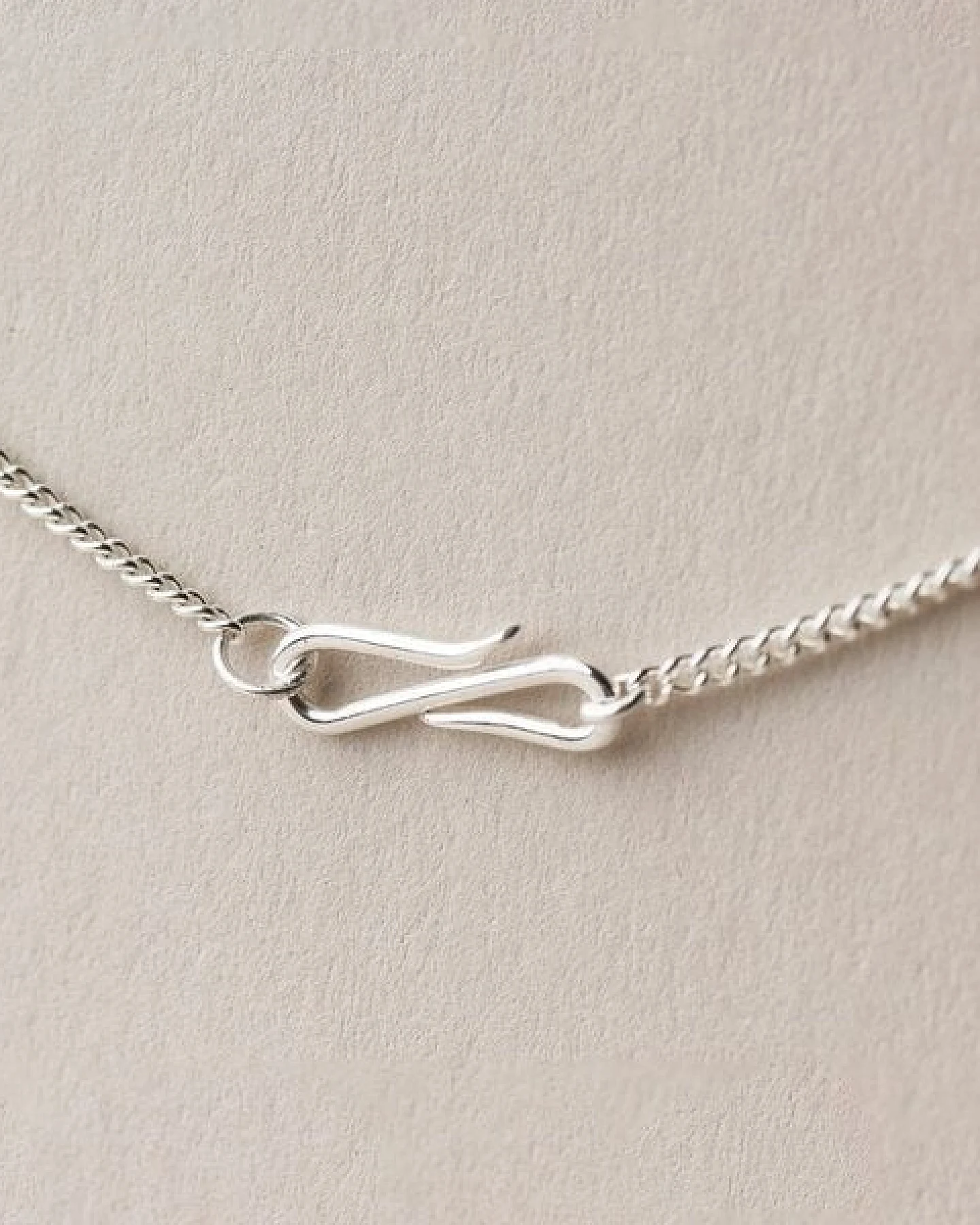 ChristinaPauls Slow jewellery Amia Tropfen Kette in Gold und Silber – Ansicht 4