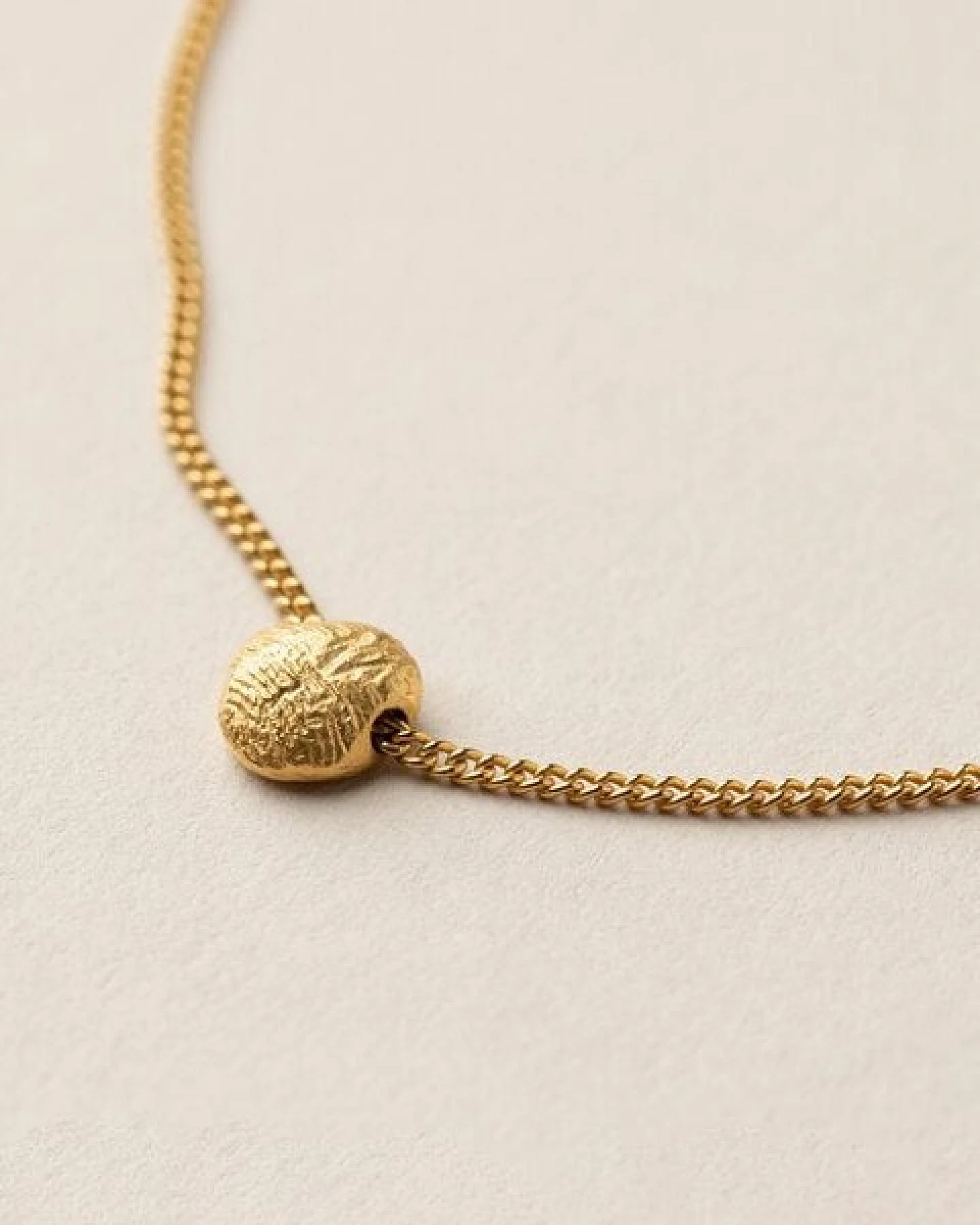 ChristinaPauls Slow jewellery Amia Punkt Kette in Gold und Silber – Ansicht 2