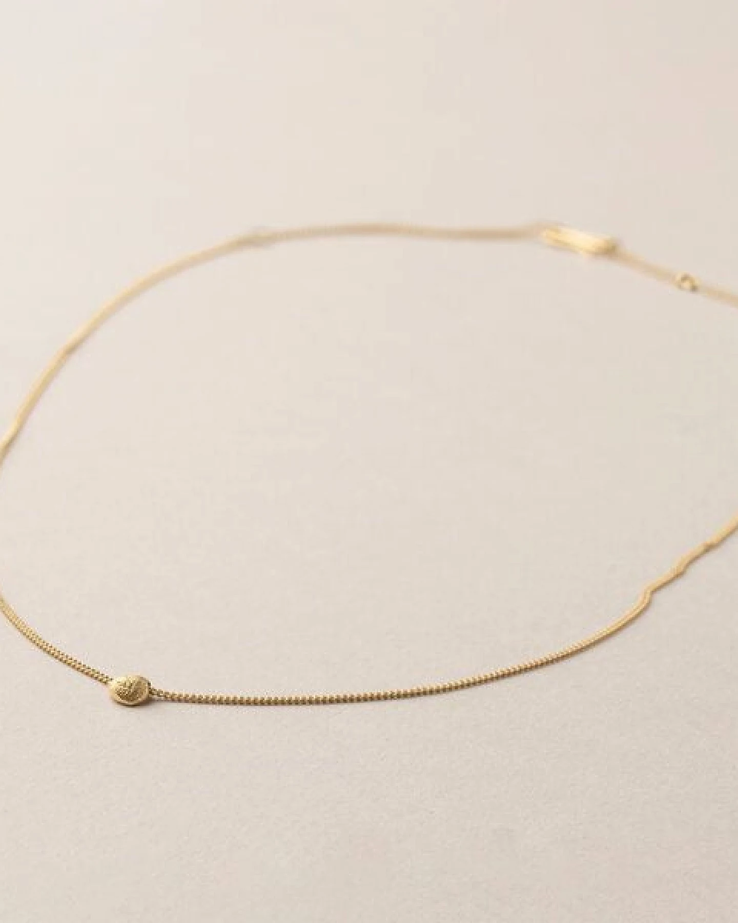 ChristinaPauls Slow jewellery Amia Punkt Kette in Gold und Silber – Ansicht 4