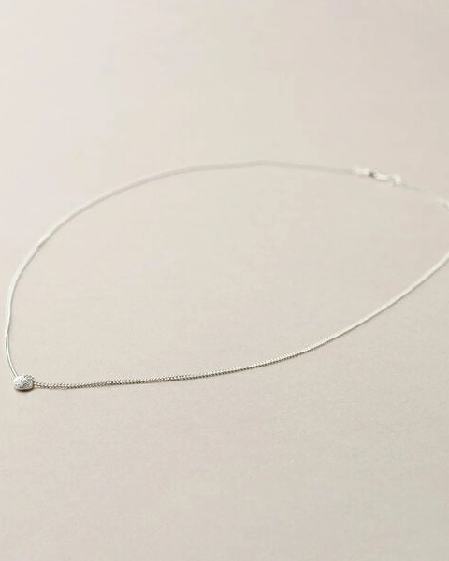 ChristinaPauls Slow jewellery Amia Punkt Kette in Gold und Silber – Ansicht 2