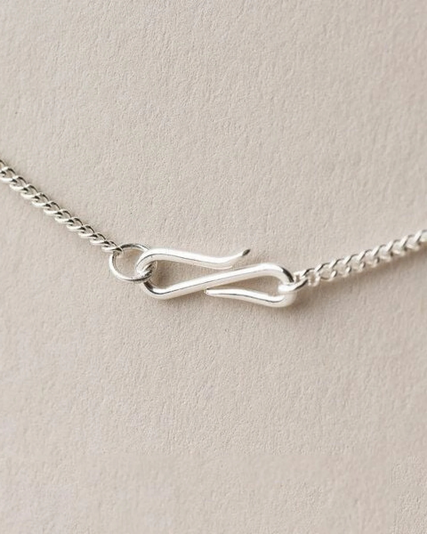 ChristinaPauls Slow jewellery Amia Punkt Kette in Gold und Silber – Ansicht 3