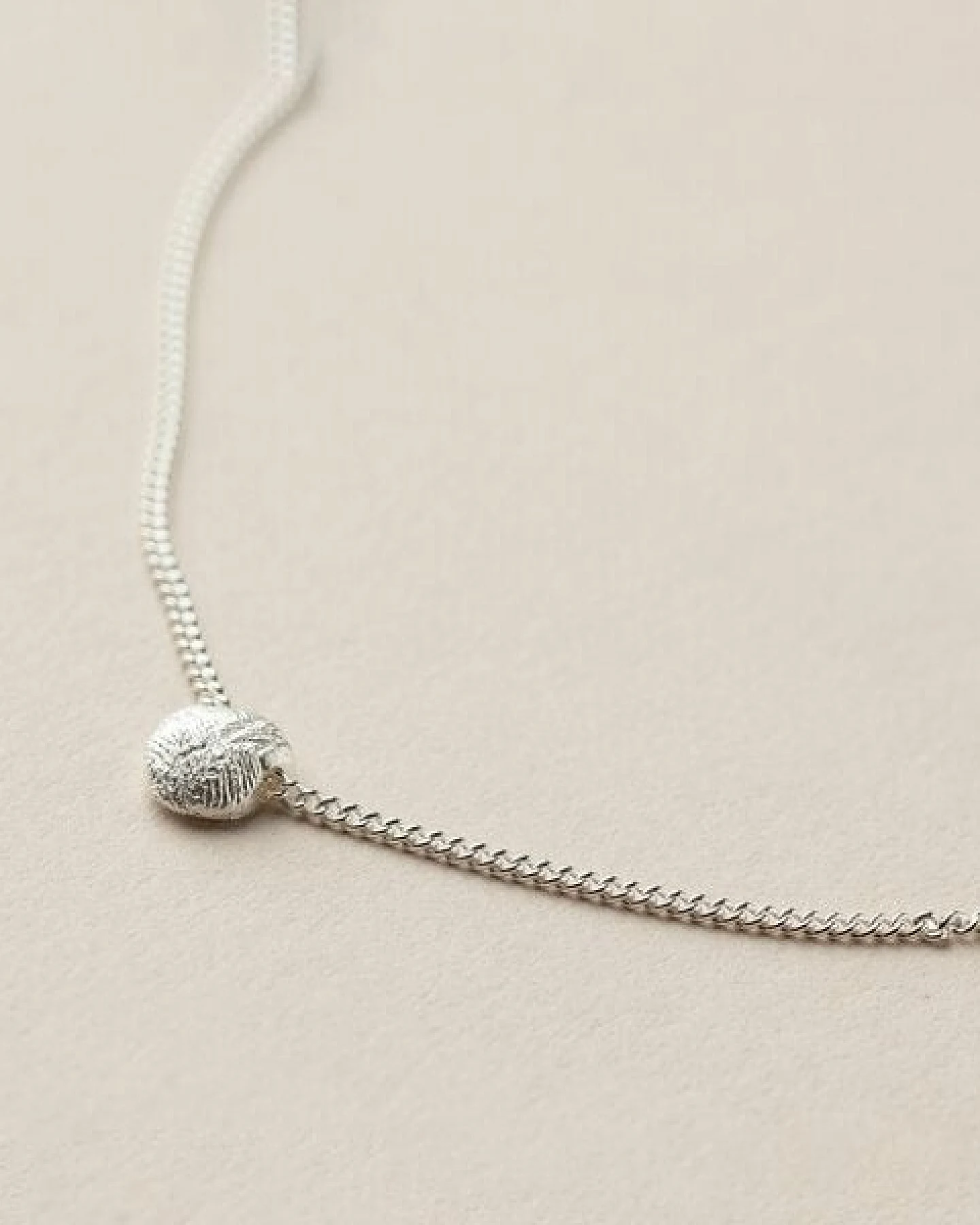 ChristinaPauls Slow jewellery Amia Punkt Kette in Gold und Silber – Ansicht 4