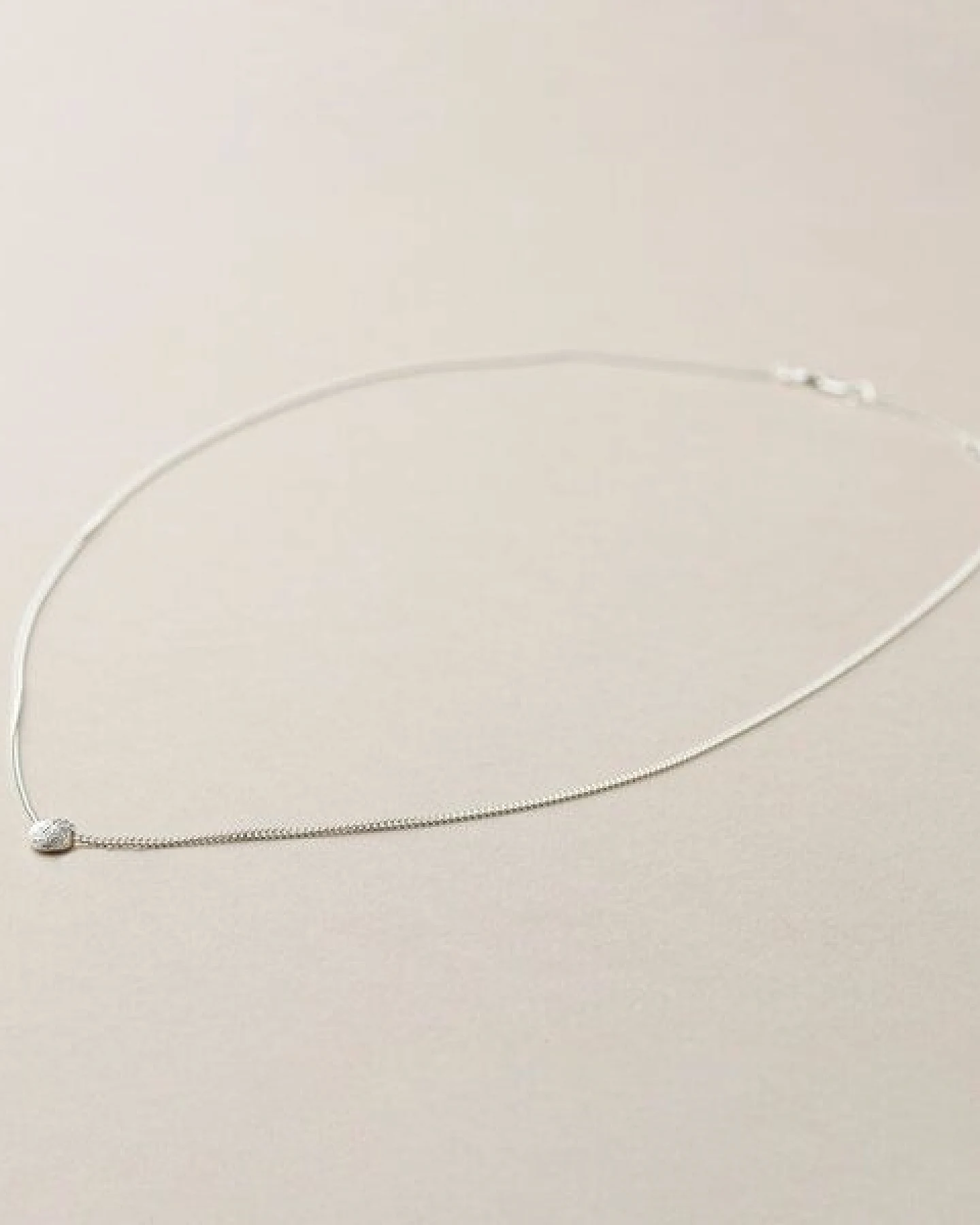 ChristinaPauls Slow jewellery Amia Punkt Kette in Gold und Silber – Ansicht 2