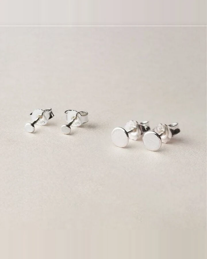 ChristinaPauls Slow jewellery Punkt Ohrstecker in 925 Silber und schwarzrutheniertem Silber