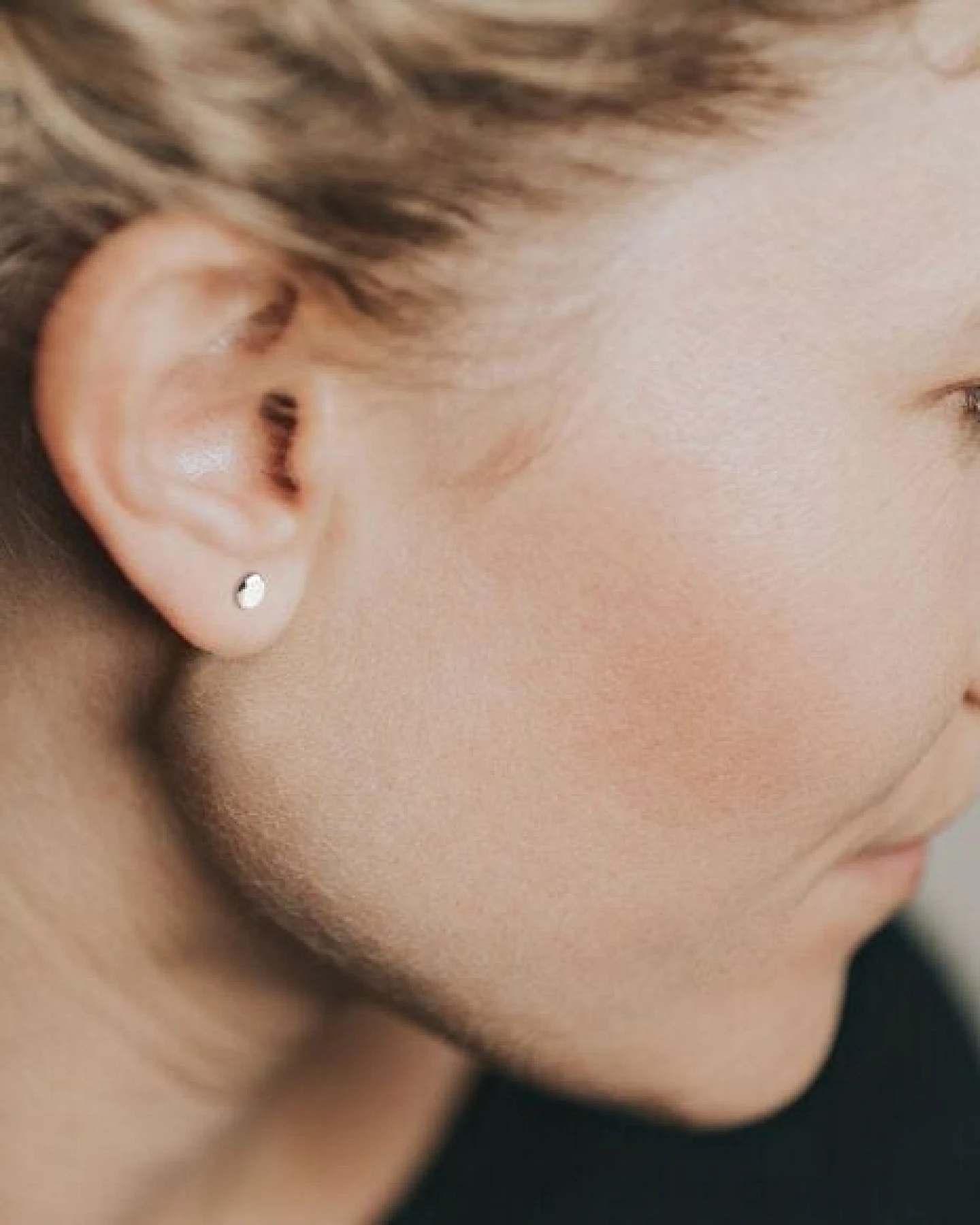 ChristinaPauls Slow jewellery Punkt Ohrstecker in 925 Silber und schwarzrutheniertem Silber – Ansicht 2