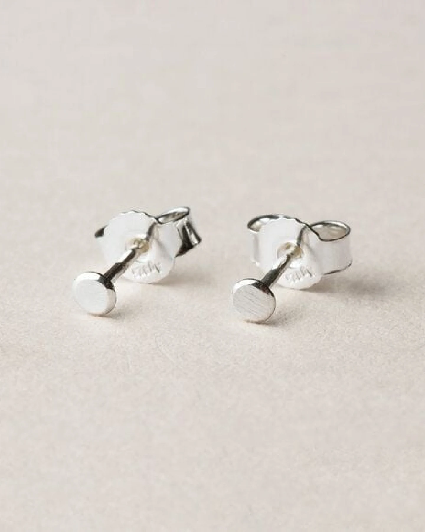 ChristinaPauls Slow jewellery Punkt Ohrstecker in 925 Silber und schwarzrutheniertem Silber – Ansicht 3