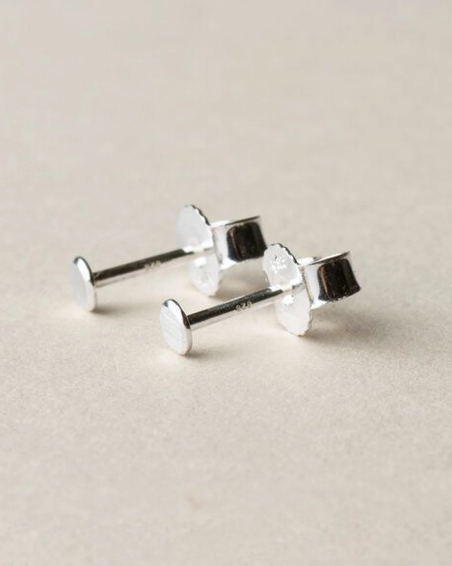 ChristinaPauls Slow jewellery Punkt Ohrstecker in 925 Silber und schwarzrutheniertem Silber – Ansicht 4