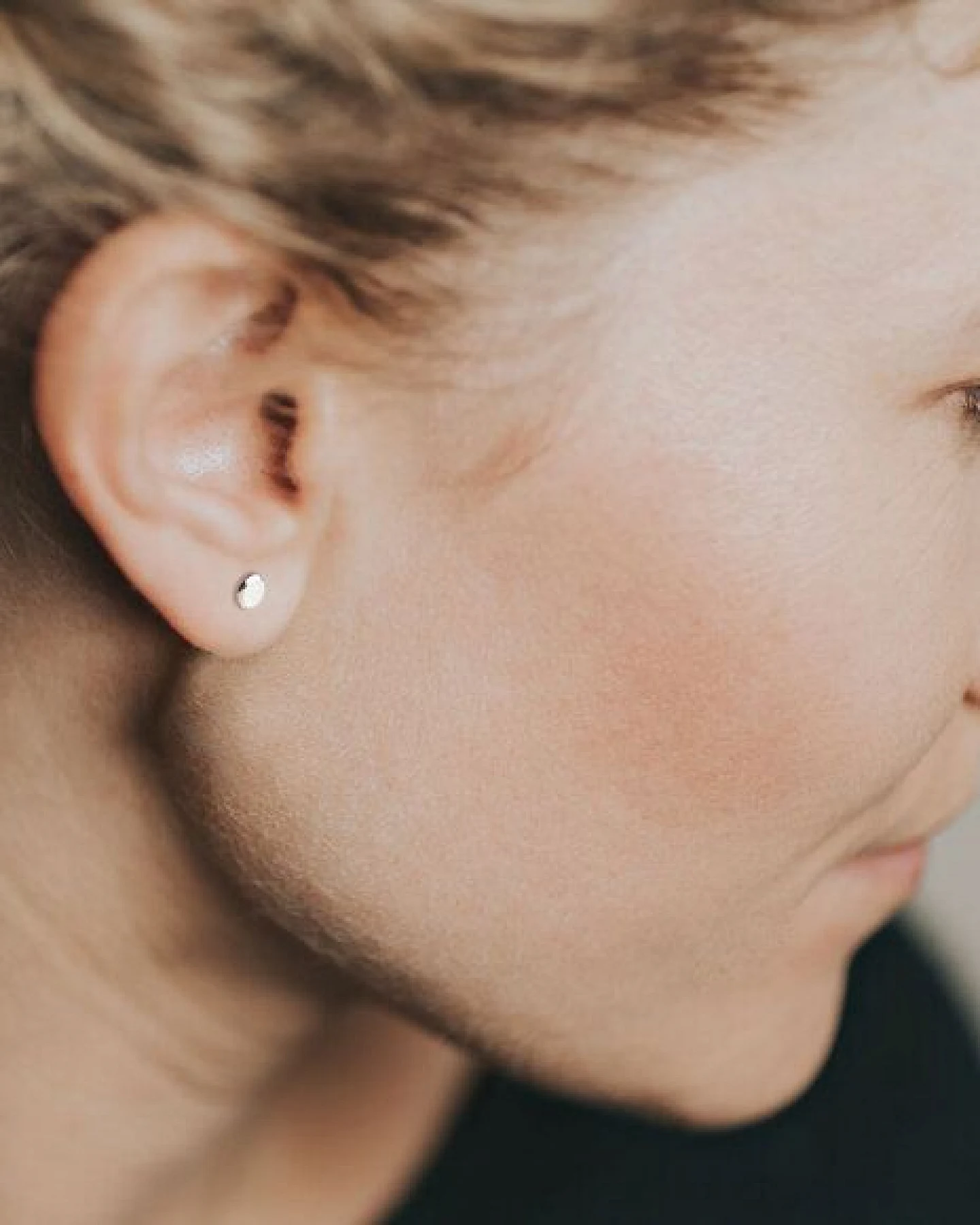 ChristinaPauls Slow jewellery Punkt Ohrstecker in 925 Silber und schwarzrutheniertem Silber – Ansicht 2