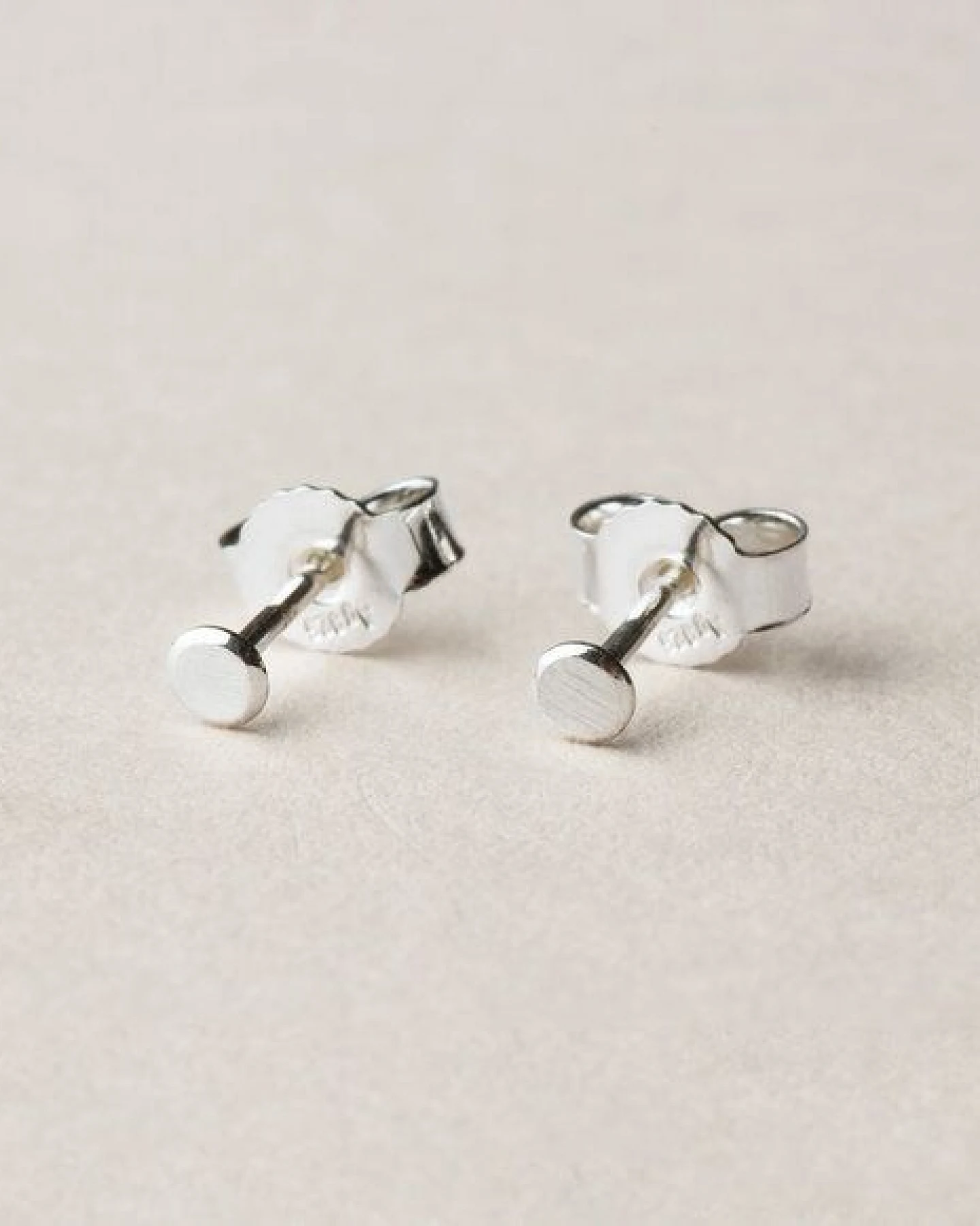 ChristinaPauls Slow jewellery Punkt Ohrstecker in 925 Silber und schwarzrutheniertem Silber – Ansicht 3