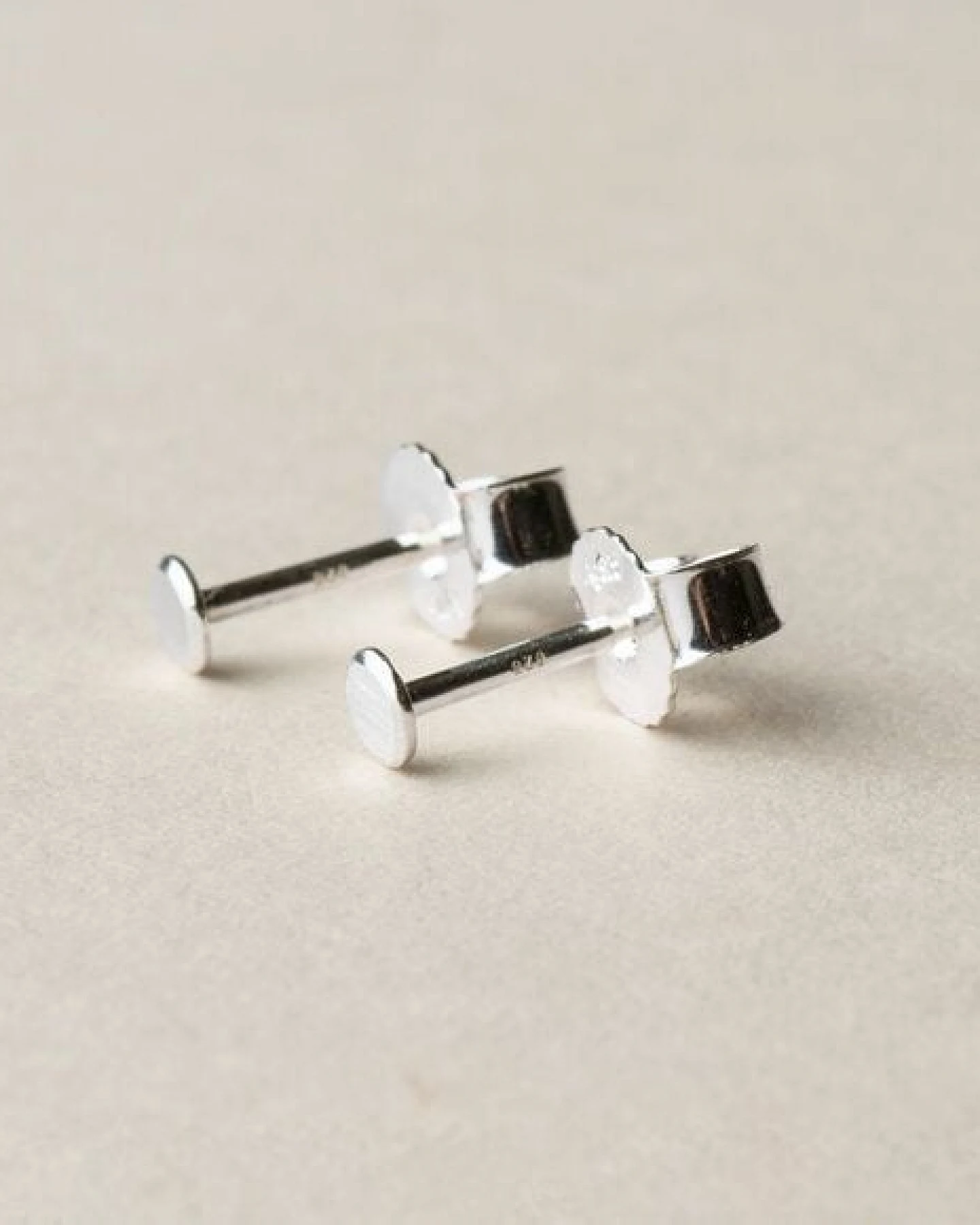 ChristinaPauls Slow jewellery Punkt Ohrstecker in 925 Silber und schwarzrutheniertem Silber – Ansicht 4