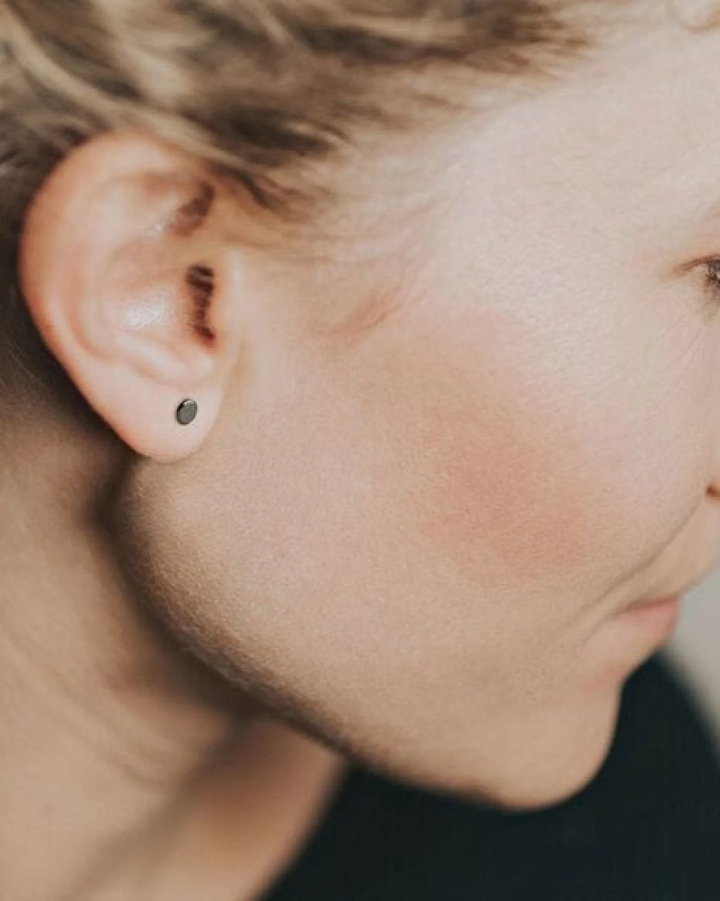 ChristinaPauls Slow jewellery Punkt Ohrstecker in 925 Silber und schwarzrutheniertem Silber – Ansicht 2