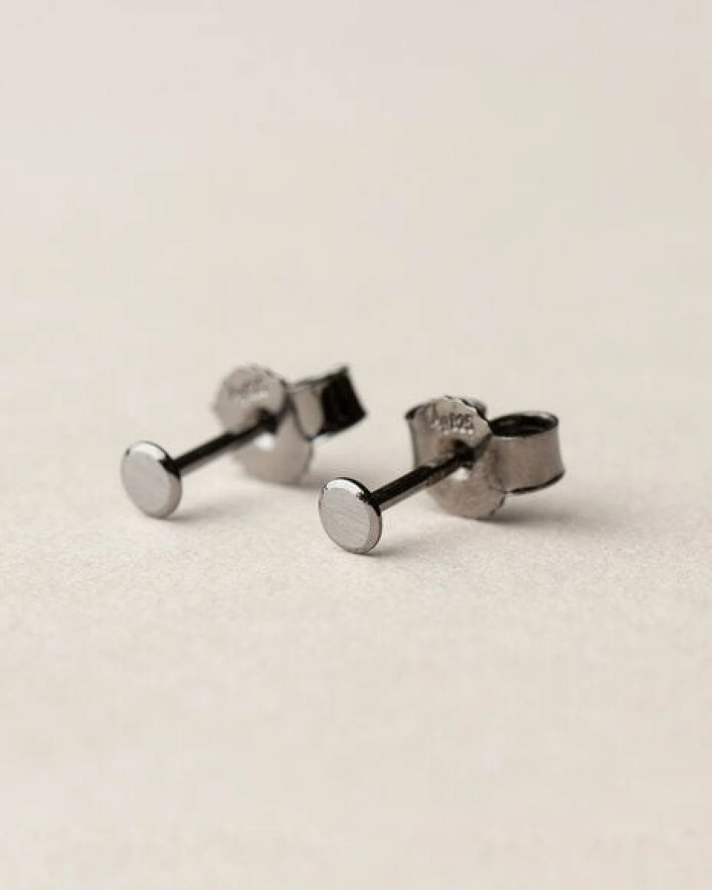 ChristinaPauls Slow jewellery Punkt Ohrstecker in 925 Silber und schwarzrutheniertem Silber – Ansicht 3