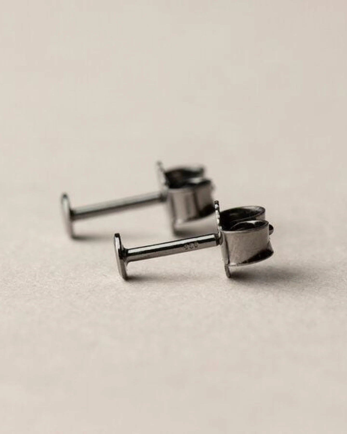 ChristinaPauls Slow jewellery Punkt Ohrstecker in 925 Silber und schwarzrutheniertem Silber – Ansicht 4
