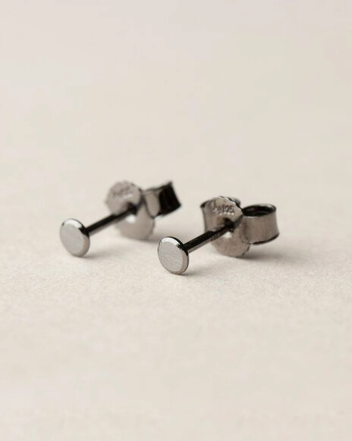 ChristinaPauls Slow jewellery Punkt Ohrstecker in 925 Silber und schwarzrutheniertem Silber – Ansicht 3