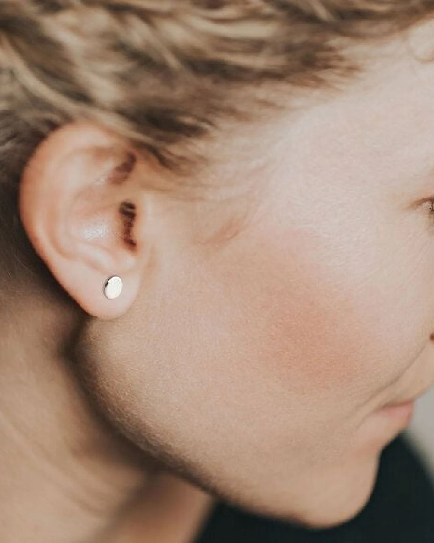 ChristinaPauls Slow jewellery Punkt Ohrstecker in 925 Silber und schwarzrutheniertem Silber – Ansicht 2