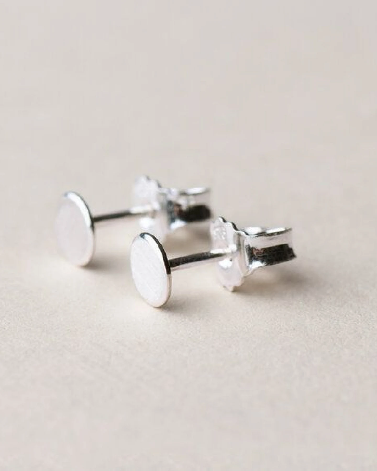 ChristinaPauls Slow jewellery Punkt Ohrstecker in 925 Silber und schwarzrutheniertem Silber – Ansicht 3