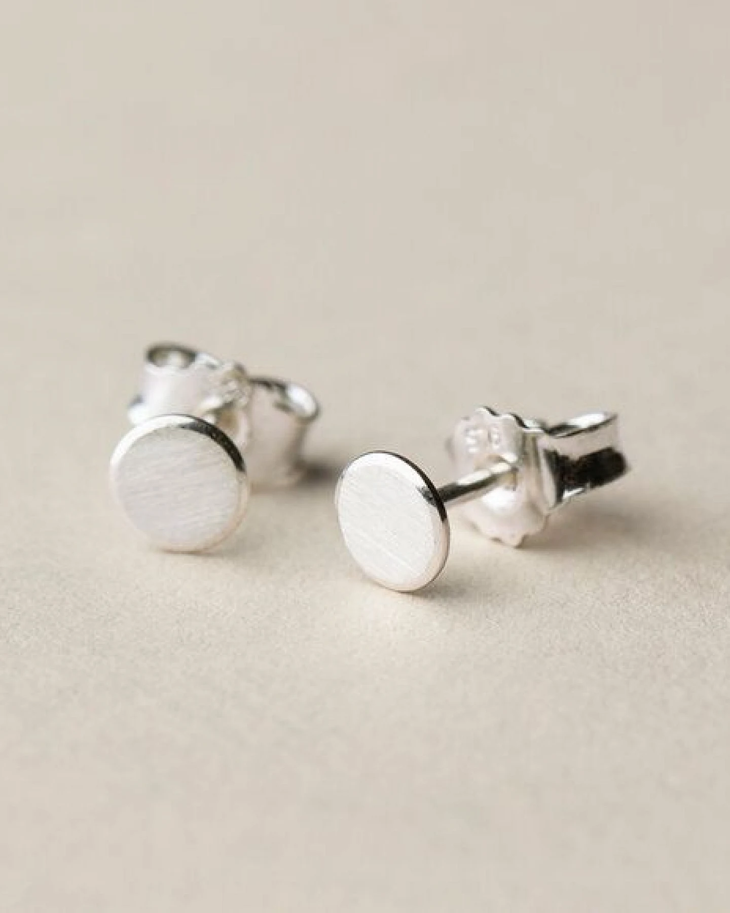 ChristinaPauls Slow jewellery Punkt Ohrstecker in 925 Silber und schwarzrutheniertem Silber – Ansicht 4