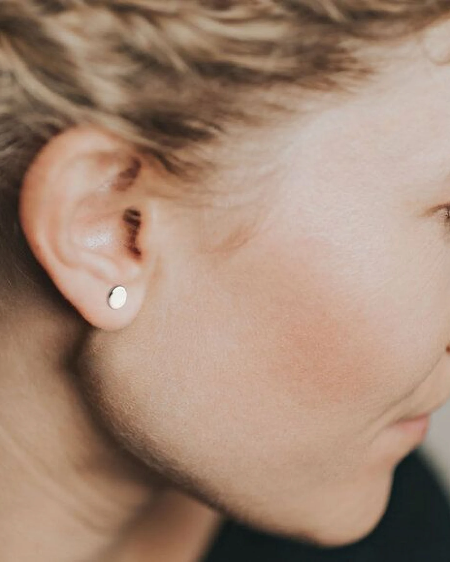 ChristinaPauls Slow jewellery Punkt Ohrstecker in 925 Silber und schwarzrutheniertem Silber – Ansicht 2