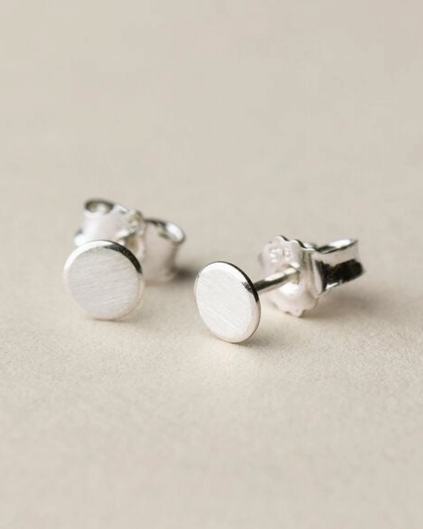 ChristinaPauls Slow jewellery Punkt Ohrstecker in 925 Silber und schwarzrutheniertem Silber – Ansicht 4