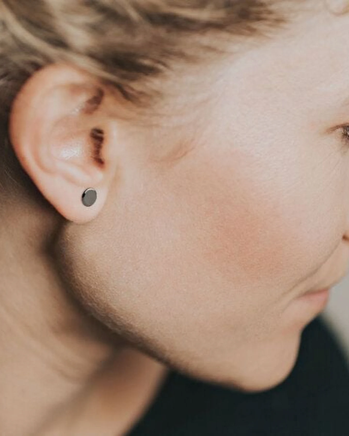 ChristinaPauls Slow jewellery Punkt Ohrstecker in 925 Silber und schwarzrutheniertem Silber – Ansicht 2